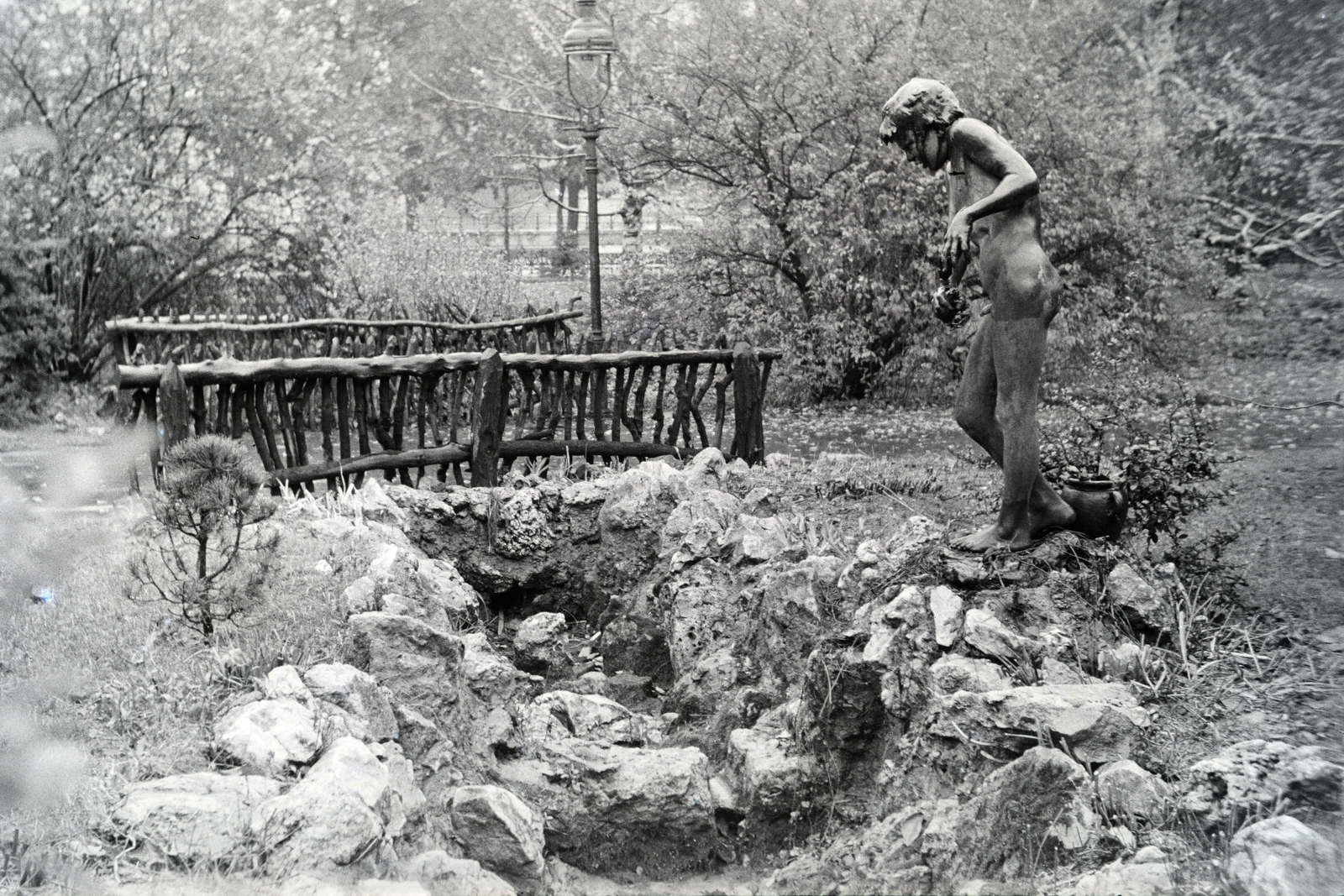 Hungary, Budapest I., Döbrentei tér, Ligeti Miklós alkotása a Rákászfiú szobra (1926) az Erzsébet híd hídfője melletti parkban., 1941, Kellner Ludwig, Budapest, bridge, sculpture, Fortepan #219054