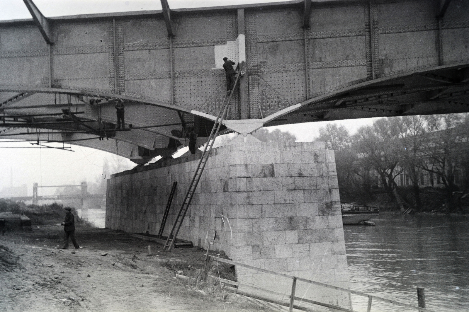 Hungary, Óbuda, Budapest III., az Árpád híd budai hídfőjének építése a Duna-ágnál, háttérben balra a Hajógyári-szigetre vezető emelőhíd., 1941, Kellner Ludwig, Budapest, Fortepan #219055