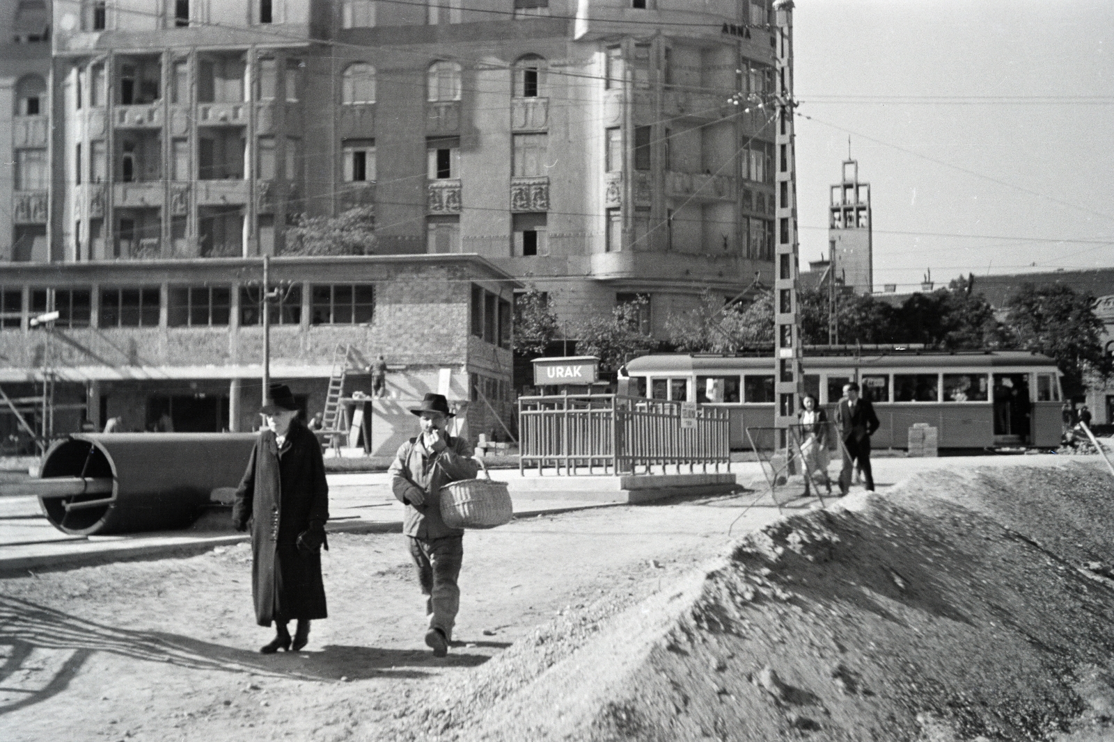 Hungary, Budapest I.,Budapest II.,Budapest XII., Széll Kálmán tér, balra a a Várfok utca, jobbra a háttérben a városmajori Jézus Szíve-templom., 1941, Kellner Ludwig, tram, Budapest, Fortepan #219065