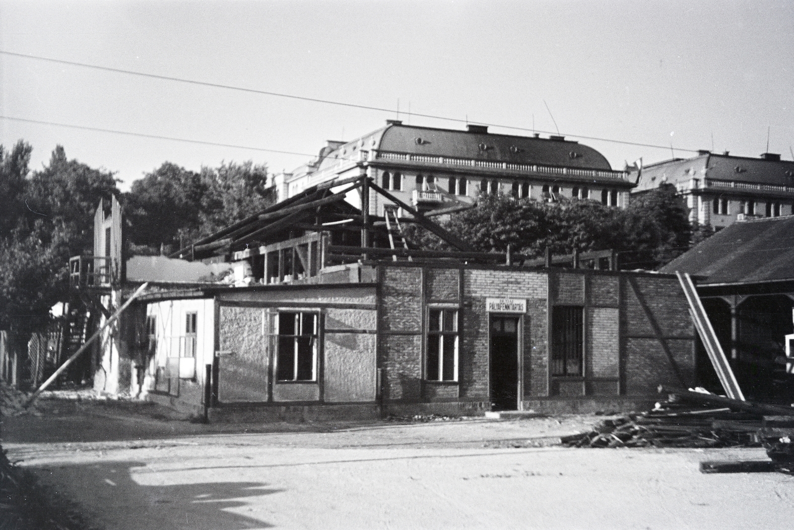 Hungary, Városmajor, Budapest XII., a Pályafenntartás épülete a Fogaskerekű végállomásánál, háttérben a Szilágyi Erzsébet (Olasz) fasor 43. és 45. számú házak., 1940, Kellner Ludwig, Budapest, Fortepan #219080