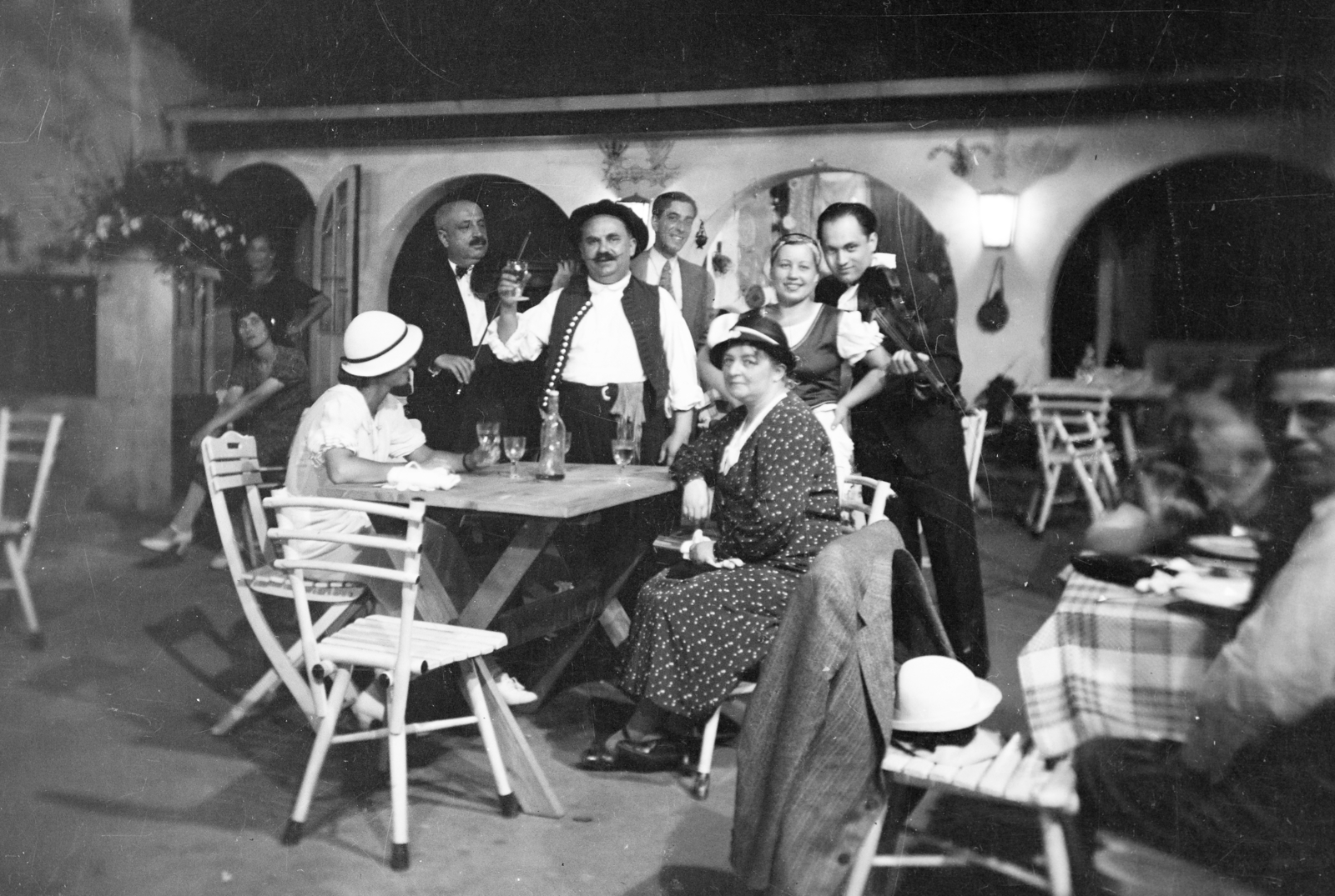 Magyarország, Városliget, Budapest XIV., Angolpark, a Tokaji csárda kerthelyisége. Középen Göre Gábor jelmezében Kabók Győző színész, balra Vörös Jancsi a prímás., 1936, Kerny István, Budapest, italozás, életkép, csárda, Fortepan #219097