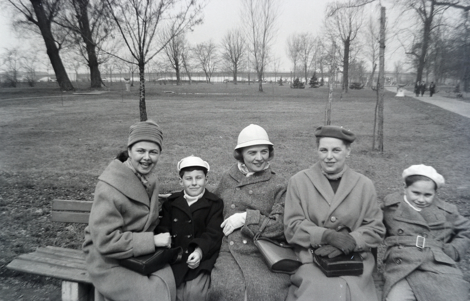 Hungary, Margit Islands, Budapest, háttérben az Árpád híd., 1958, Korda Judit, hat, family, handbag, women, Fortepan #219101