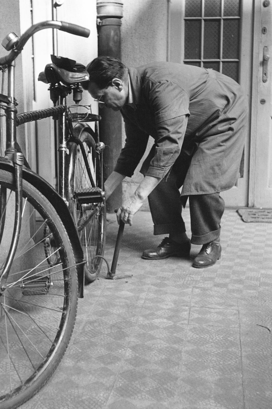 1958, Krantz Károly, bicycle, posture, Fortepan #219116
