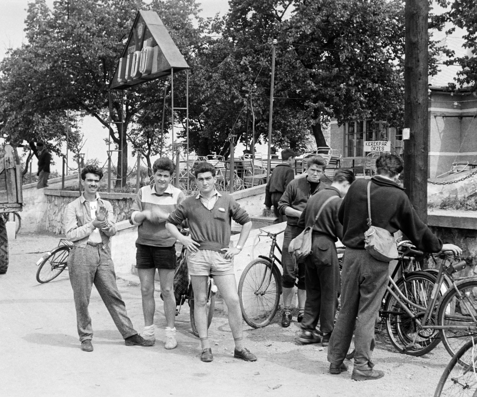 Hungary, Venice, Lidó kisvendéglő., 1958, Krantz Károly, men, bicycle, Fortepan #219119