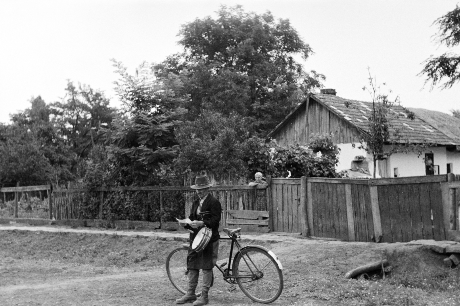 1958, Krantz Károly, bicycle, curiosity, fence, town crier, Fortepan #219125