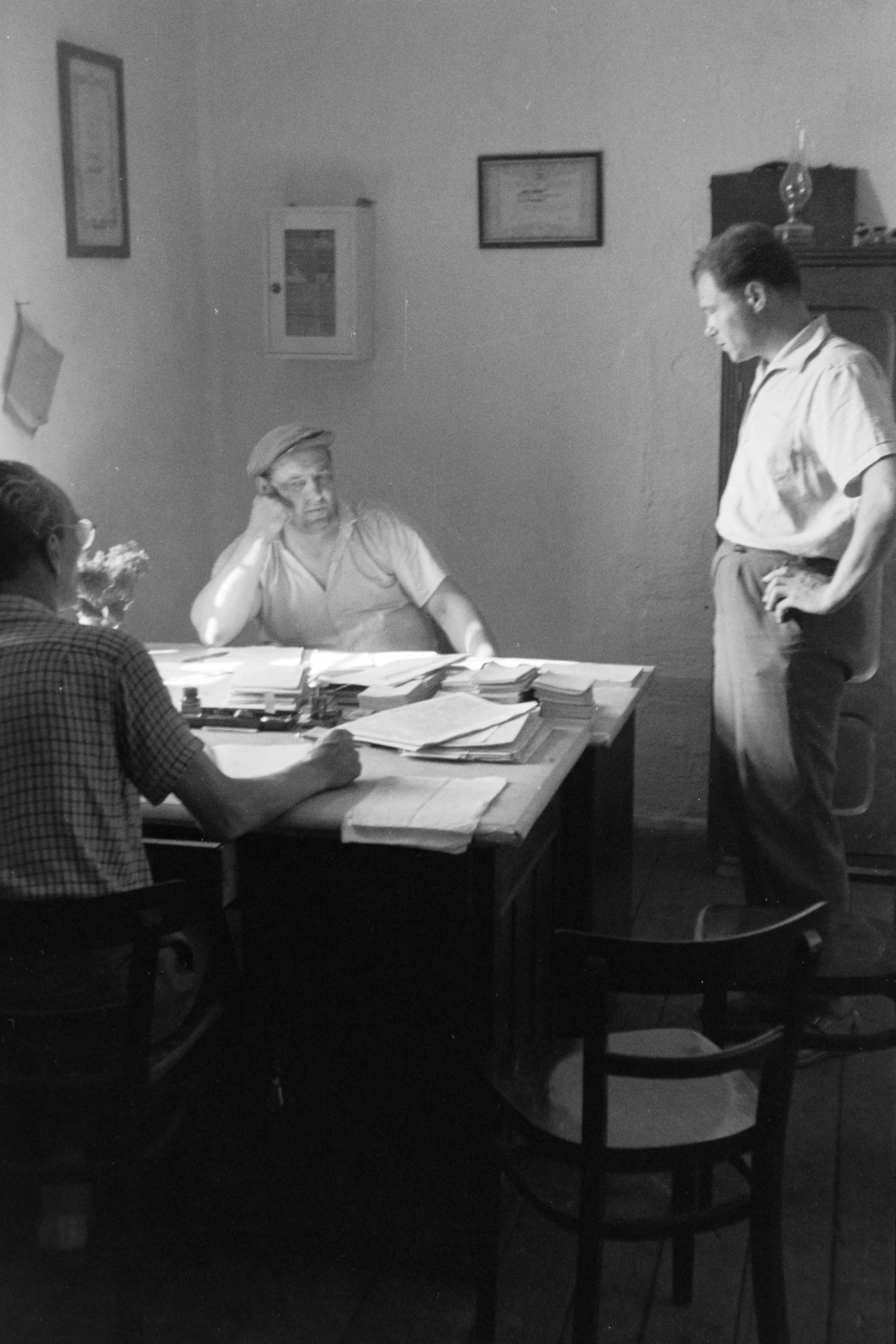 1958, Krantz Károly, office, talks, prop up on elbows, Fortepan #219127