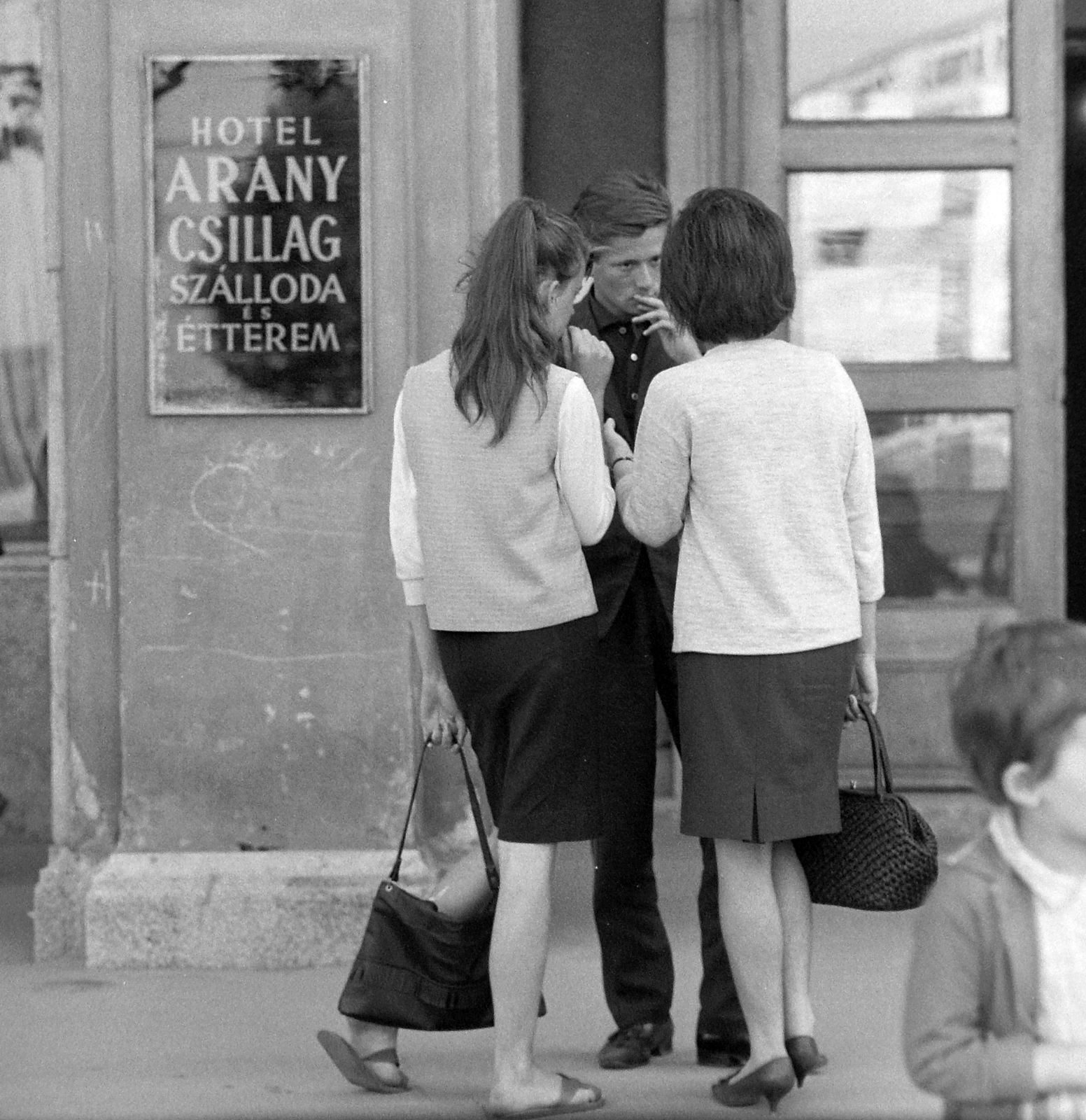 Hungary, Dunaújváros, Vasmű út, Arany csillag szálloda és étterem., 1962, Kotnyek Antal, three people, talks, back, Fortepan #21913