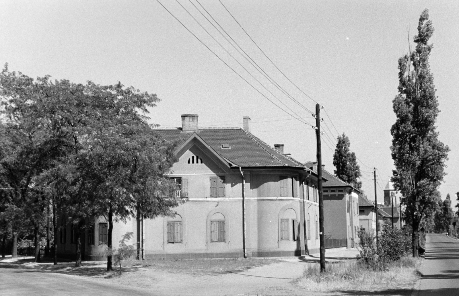 Magyarország, Budapest XIX., Wekerletelep, balra az Álmos utca, jobbra a Hungária út, távolban a református templom tornya látható., 1961, Krantz Károly, Budapest, Fortepan #219143
