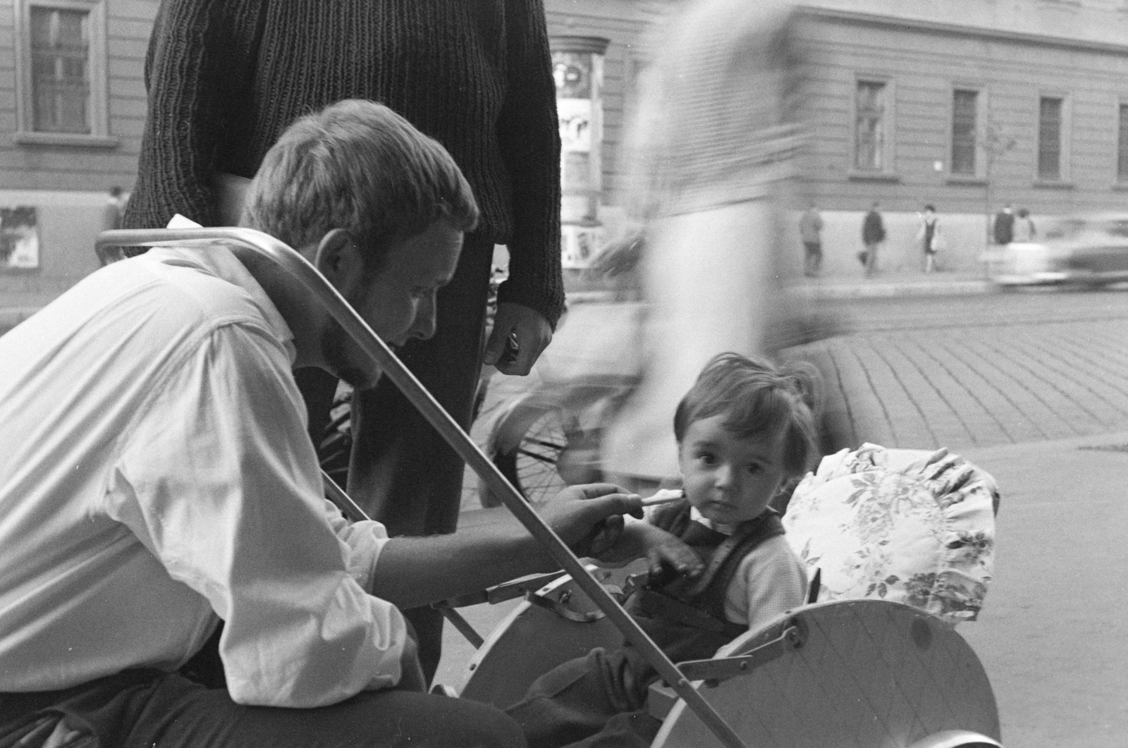 Hungary, Budapest IX.,Budapest VIII., Ludovika (Kun Béla ) tér, háttérben a Ludovika egyik épülete., 1961, Krantz Károly, baby carriage, kid, Budapest, Fortepan #219148