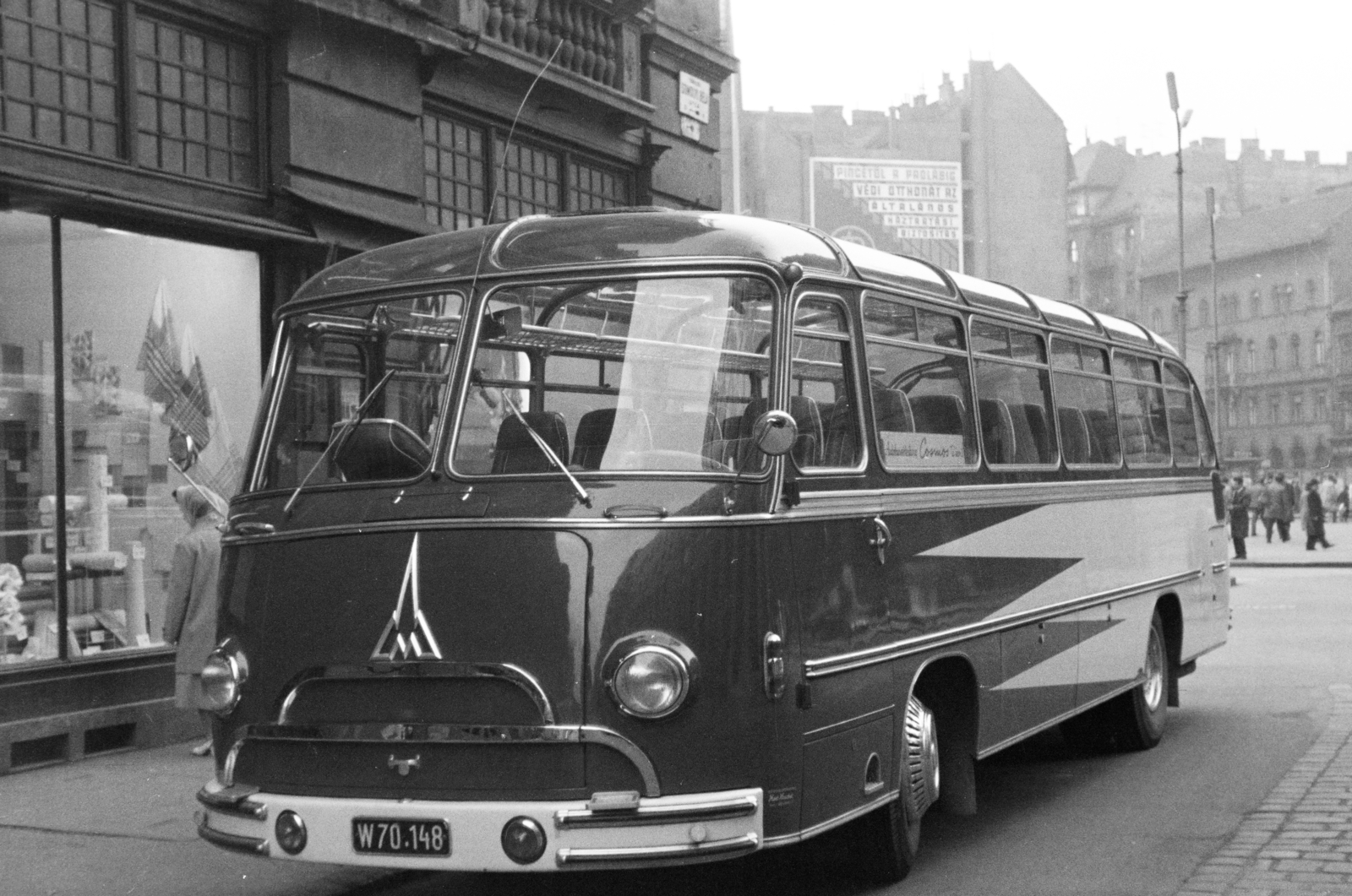 Hungary, Budapest VII.,Budapest VIII., a Somogyi Béla (Rökk Szilárd) utca a Blaha Lujza tér felé nézve, balra a Corvin Áruház, jobbra a távolban az Akácfa utca házsora., 1964, Krantz Károly, Budapest, Magirus-Deutz O 3500 H, bus, panoramic roof, Fortepan #219185