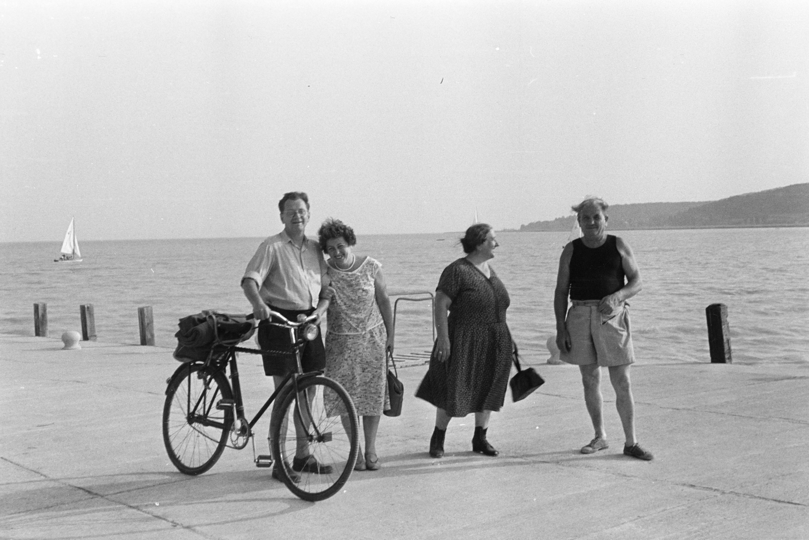Hungary, Balatonalmádi, hajókikötő., 1964, Krantz Károly, bicycle, man and woman, Fortepan #219191