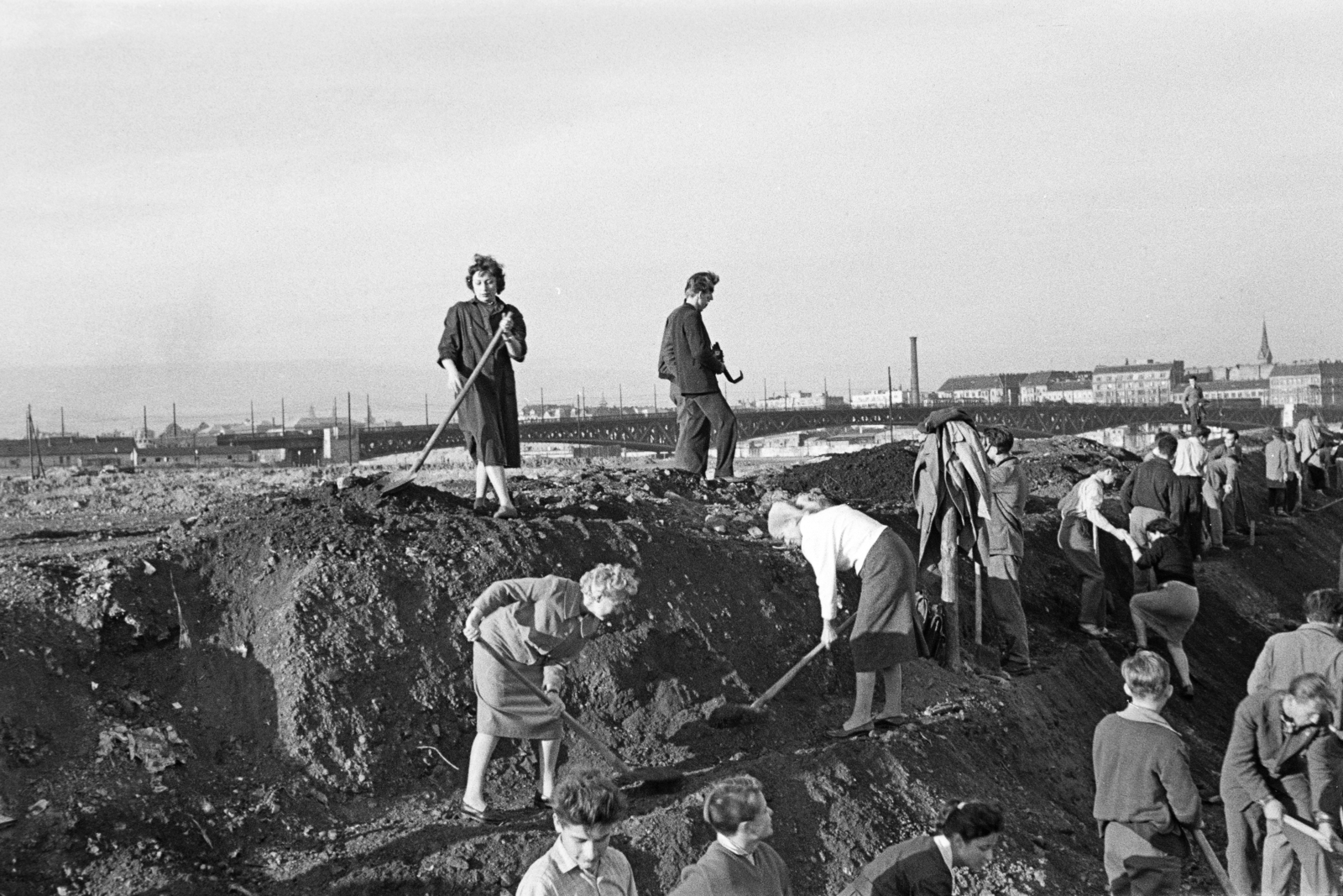 Hungary, Budapest XI., parképítés a Petőfi híd budai hídfőjétől délre (később itt az ELTE és a BME épületei állnak). A Petőfi híd mögött a Közraktár utca házsora látható., 1964, Krantz Károly, volunteering, shovel, Budapest, Fortepan #219199
