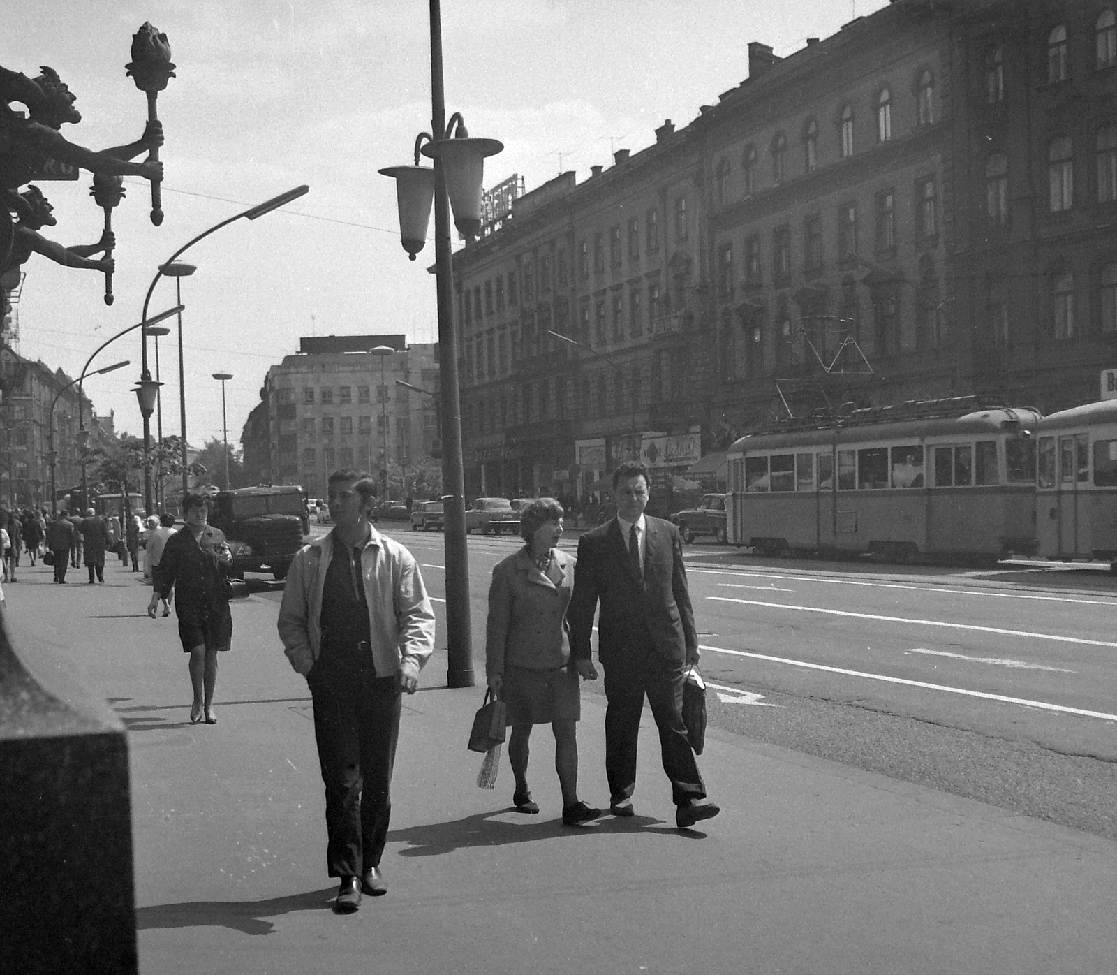Hungary, Budapest VII., Erzsébet (Lenin) körút a New York palotától a Blaha Lujza tér felé nézve., 1966, Kotnyek Antal, Hungarian brand, pedestrian, commercial vehicle, street view, genre painting, Csepel-brand, tram, Ganz-brand, Ganz UV tramway, Budapest, Fortepan #21920