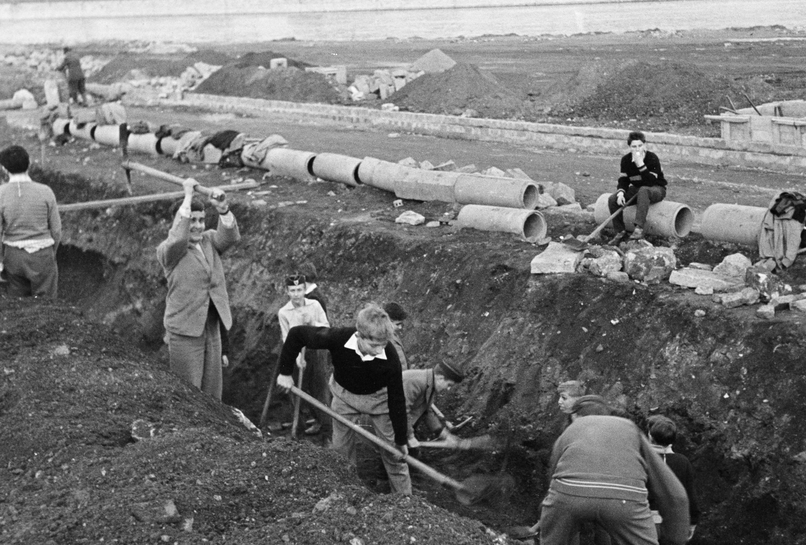 Hungary, Budapest XI., parképítés a Petőfi híd budai hídfőjétől délre (később itt az ELTE és a BME épületei állnak)., 1964, Krantz Károly, volunteering, shovel, pickaxe, concrete pipe, Budapest, Fortepan #219201