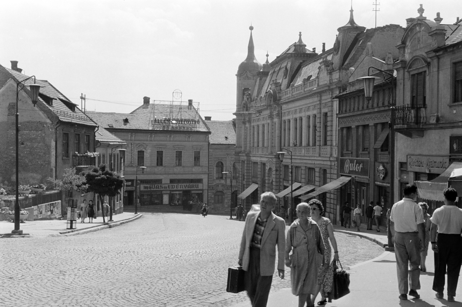 Hungary, Veszprém, jobbra a Kossuth Lajos utca, szemben a Brusznyai Árpád utca (Bajcsy-Zsilinszky út) mára lebontott épületei., 1964, Krantz Károly, Fortepan #219209