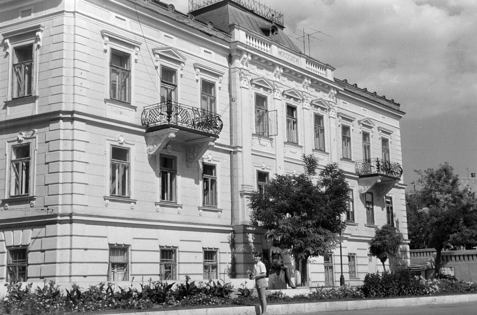Hungary, Veszprém, Óváros (Vöröshadsereg) tér, a Városháza (ekkor járási hivatal, ma Polgármestei hivatal), előtte R. Kiss Lenke alkotása (1961), a Korsós lány szobra (Zsuzsi-szobor), ma a tér másik részén, új alapzaton áll., 1964, Krantz Károly, Fortepan #219210