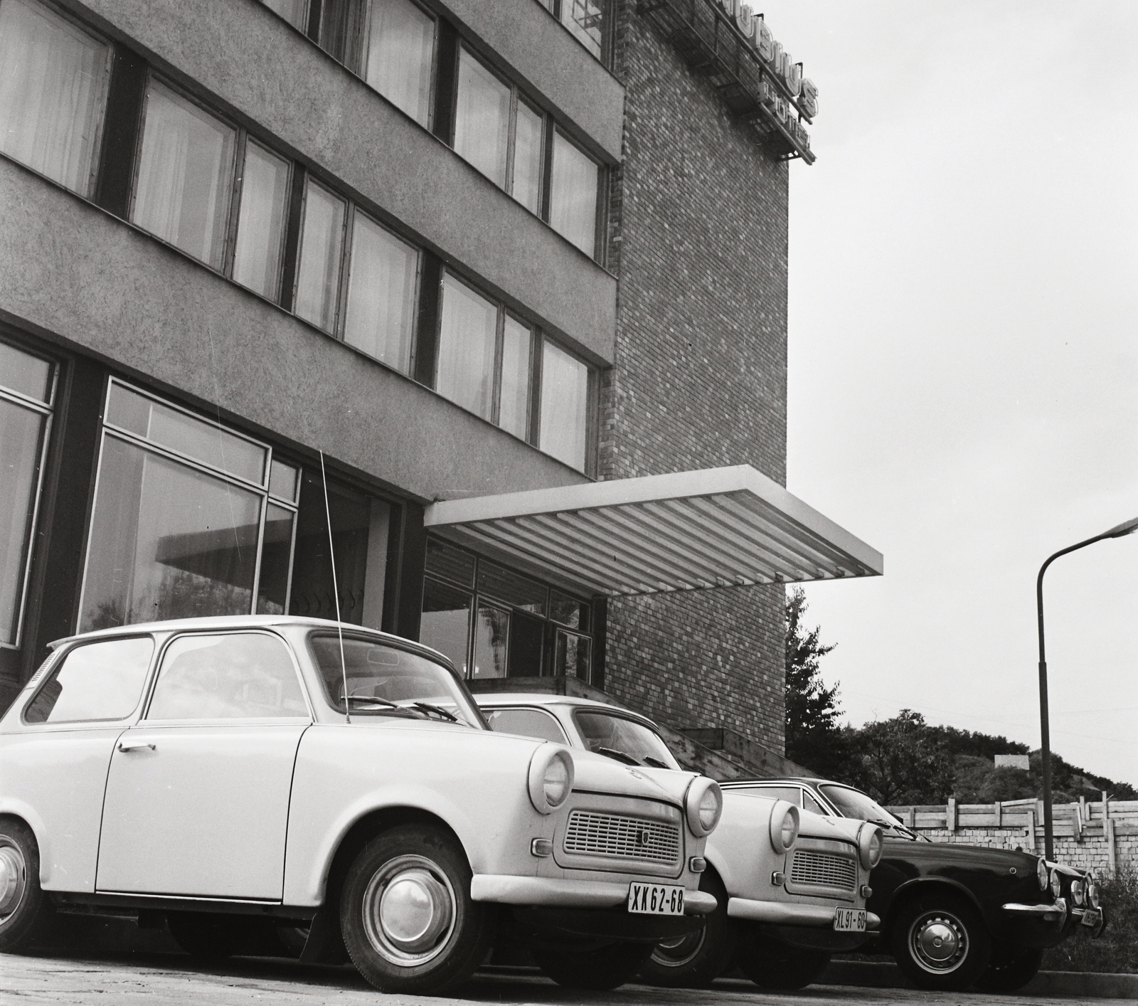 Hungary, Szentendre, Ady Endre út 28., Danubius Hotel., 1971, Kotnyek Antal, German brand, Trabant-brand, hotel, automobile, number plate, Fortepan #21924