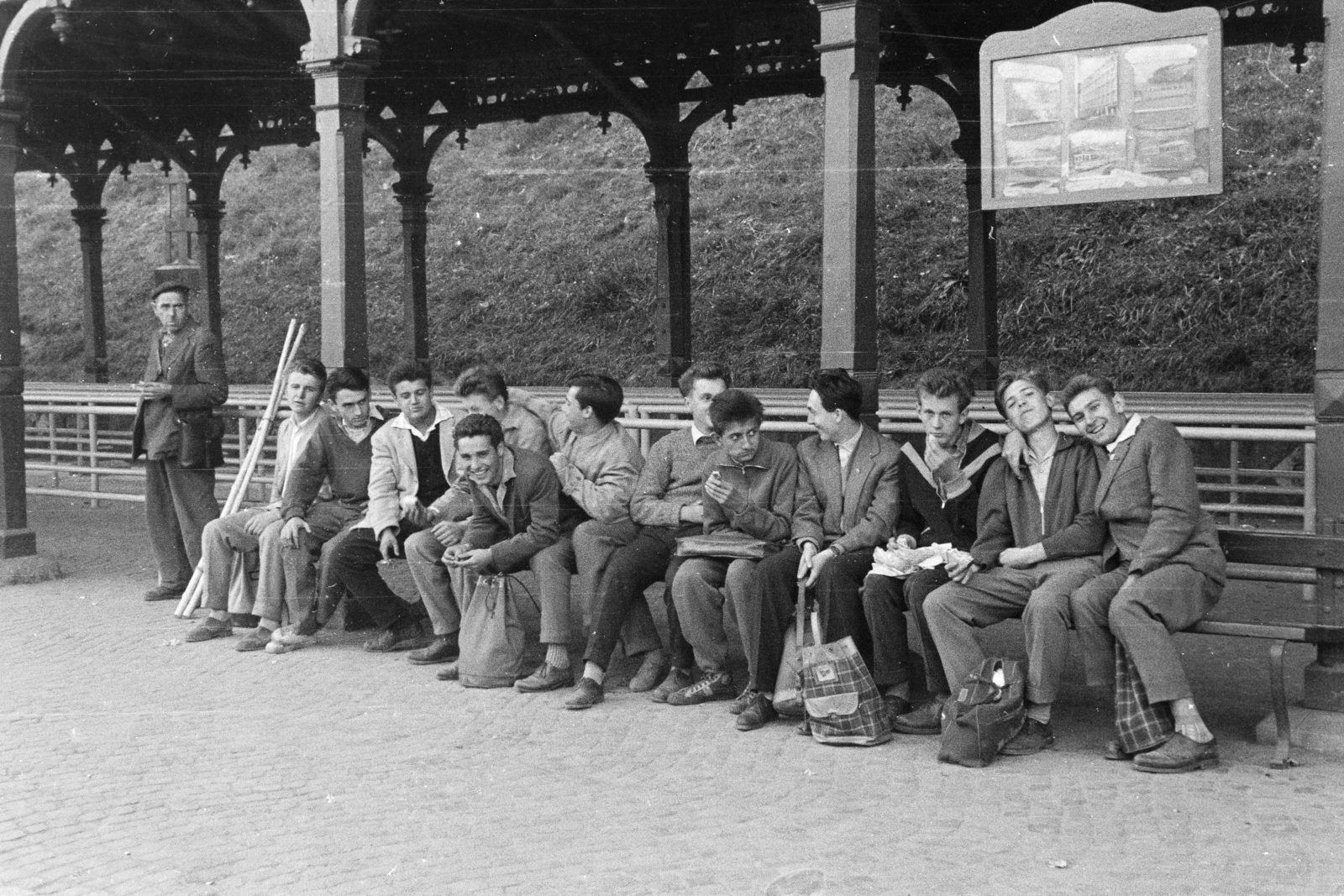 Magyarország, Hűvösvölgy, Budapest II., villamos-végállomás., 1961, Krantz Károly, Budapest, villamosmegálló, libasor, osztálykirándulás, Fortepan #219249