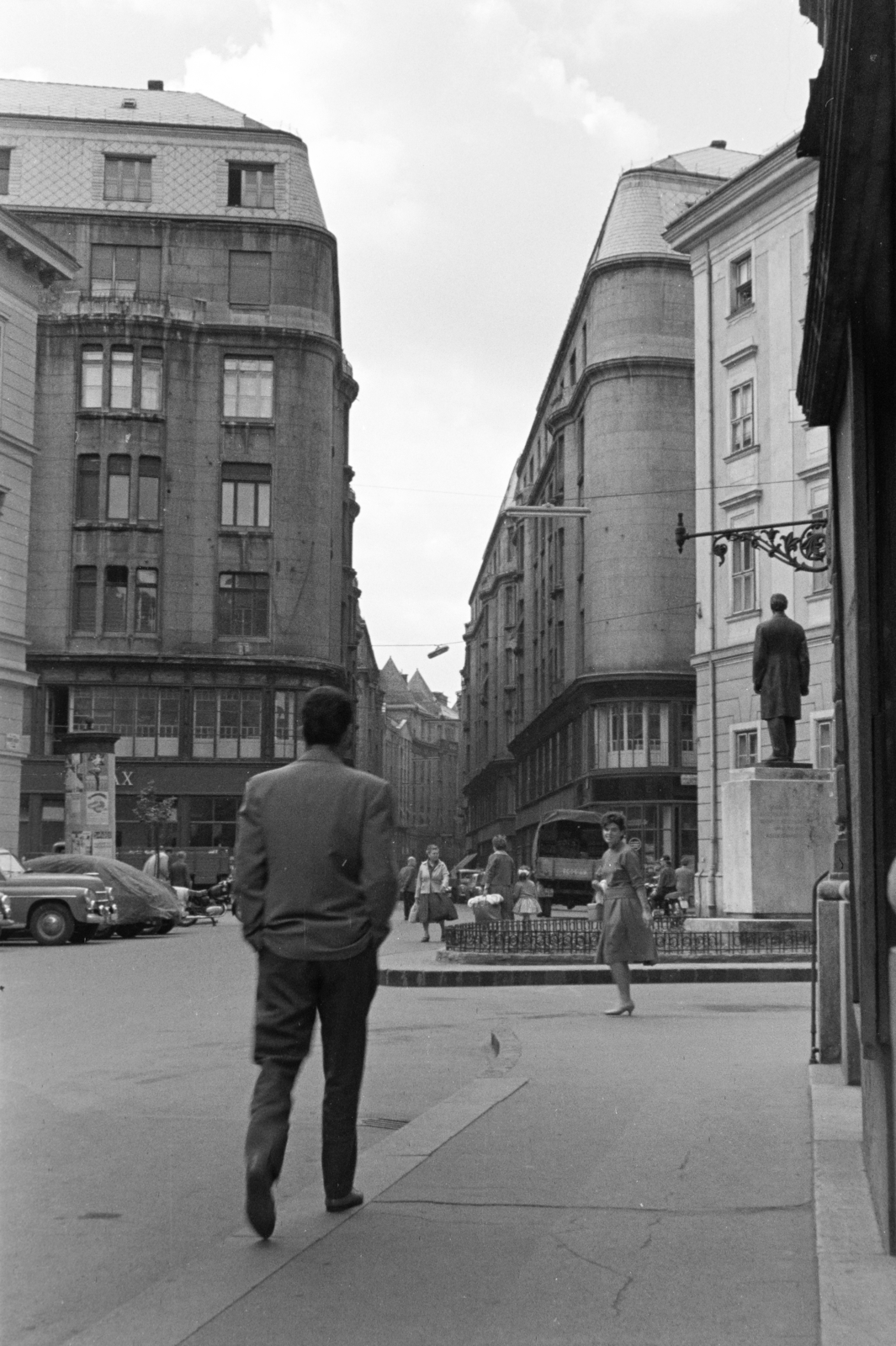 Hungary, Budapest V., Vitkovics Mihály utca, szemben a Kamermayer Károly tér és a Pilvax köz. A téren Kamermayer Károly, Budapest első polgármesterének szobra áll., 1961, Krantz Károly, Budapest, sculpture, street view, hands in pockets, Fortepan #219250