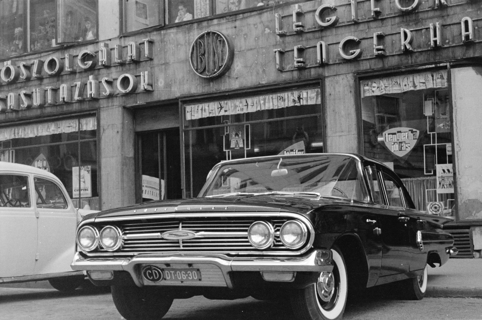 Magyarország, Budapest V., Vörösmarty tér 5., a felvétel az IBUSZ irodája előtt készült., 1961, Krantz Károly, rendszám, Budapest, neon felirat, Chevrolet-márka, Ibusz, Fortepan #219251