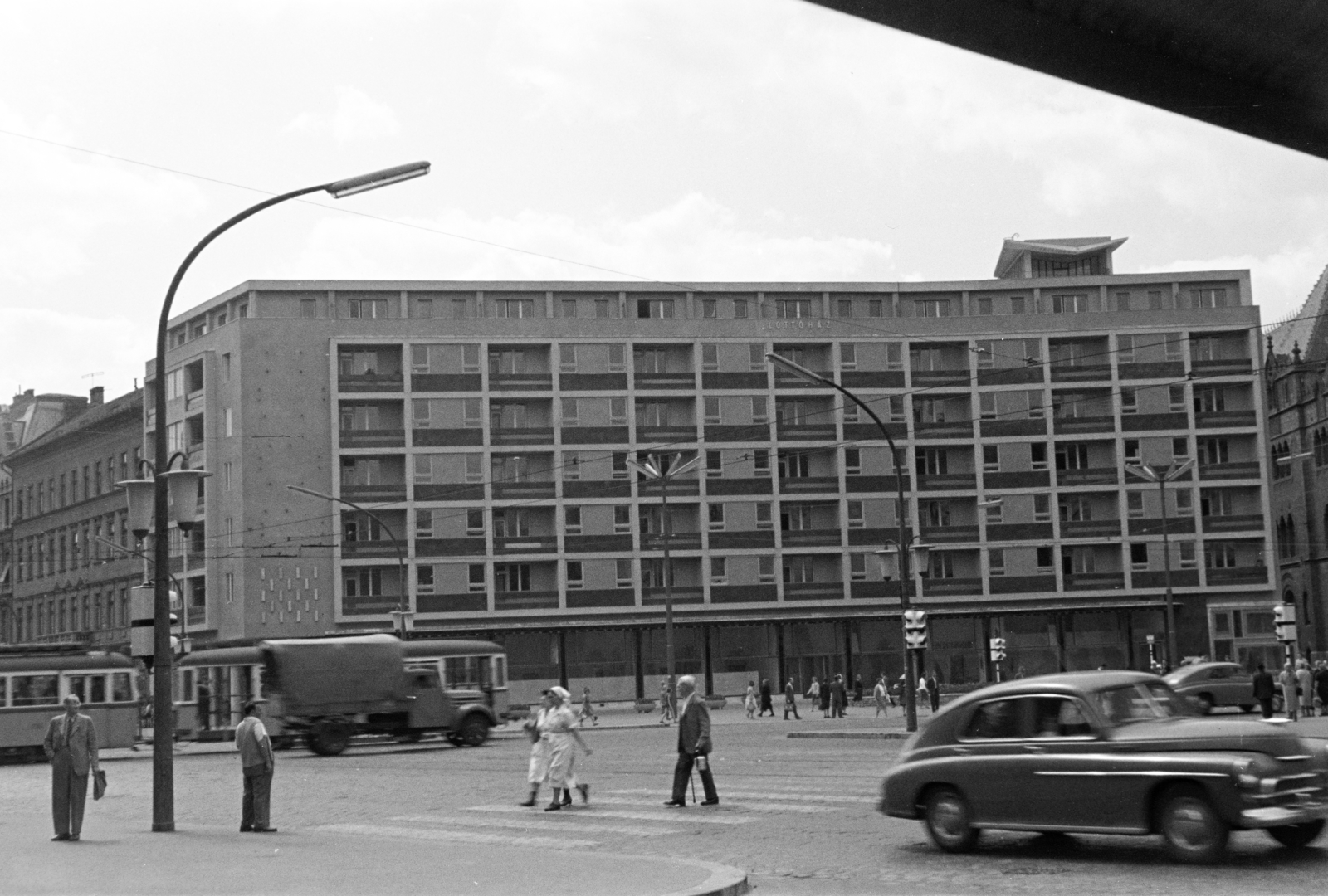 Magyarország, Budapest IX.,Budapest VIII., Üllői út - Ferenc körút kereszteződése, Lottóház., 1961, Krantz Károly, Budapest, utcakép, ápolónő, villamos, teherautó, gyalogátkelő, Fortepan #219253