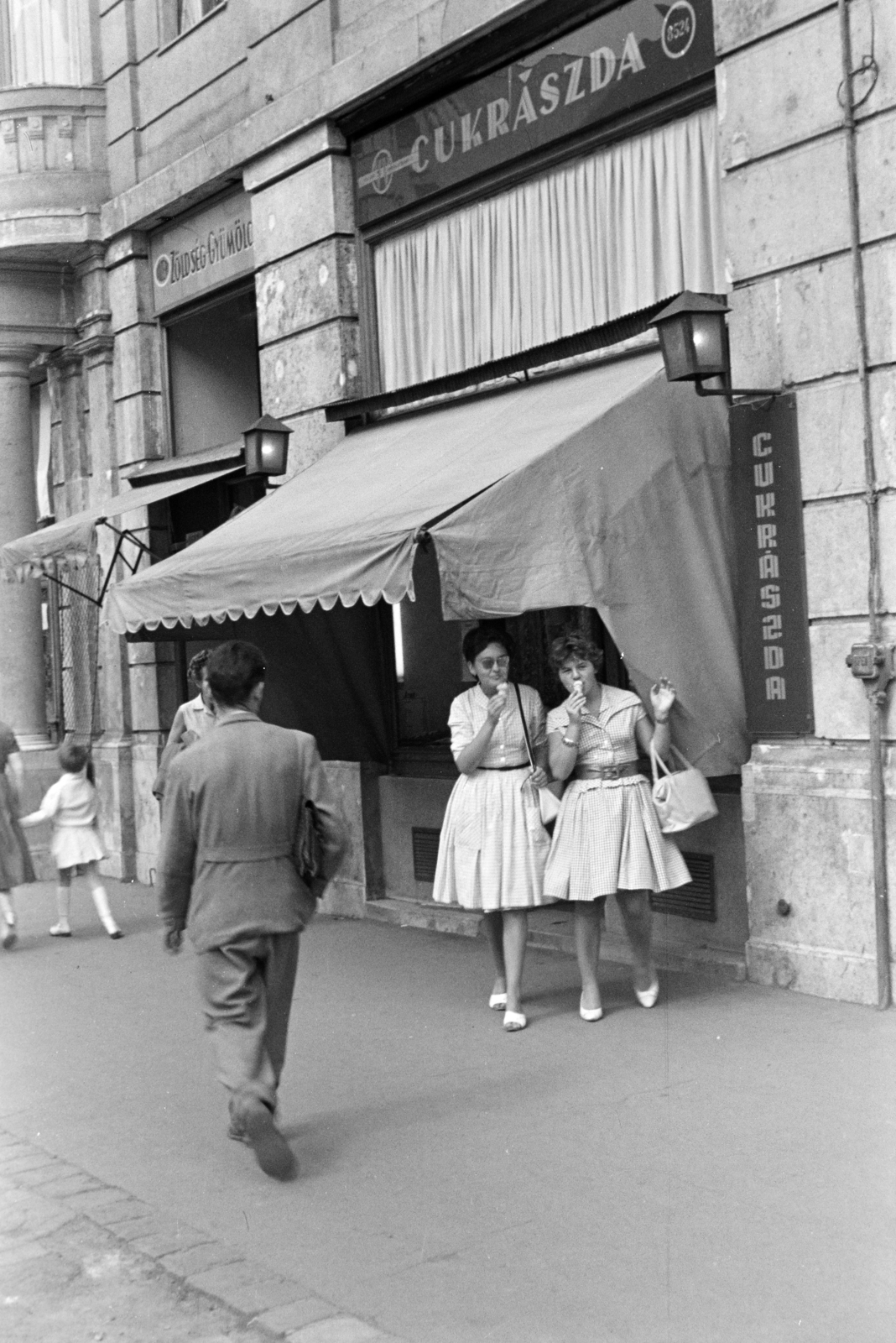 Magyarország, Budapest VIII., a felvétele az Üllői út 66/A számú ház előtt készült., 1961, Krantz Károly, Budapest, divat, napellenző, retikül, fagylalt, Fortepan #219255