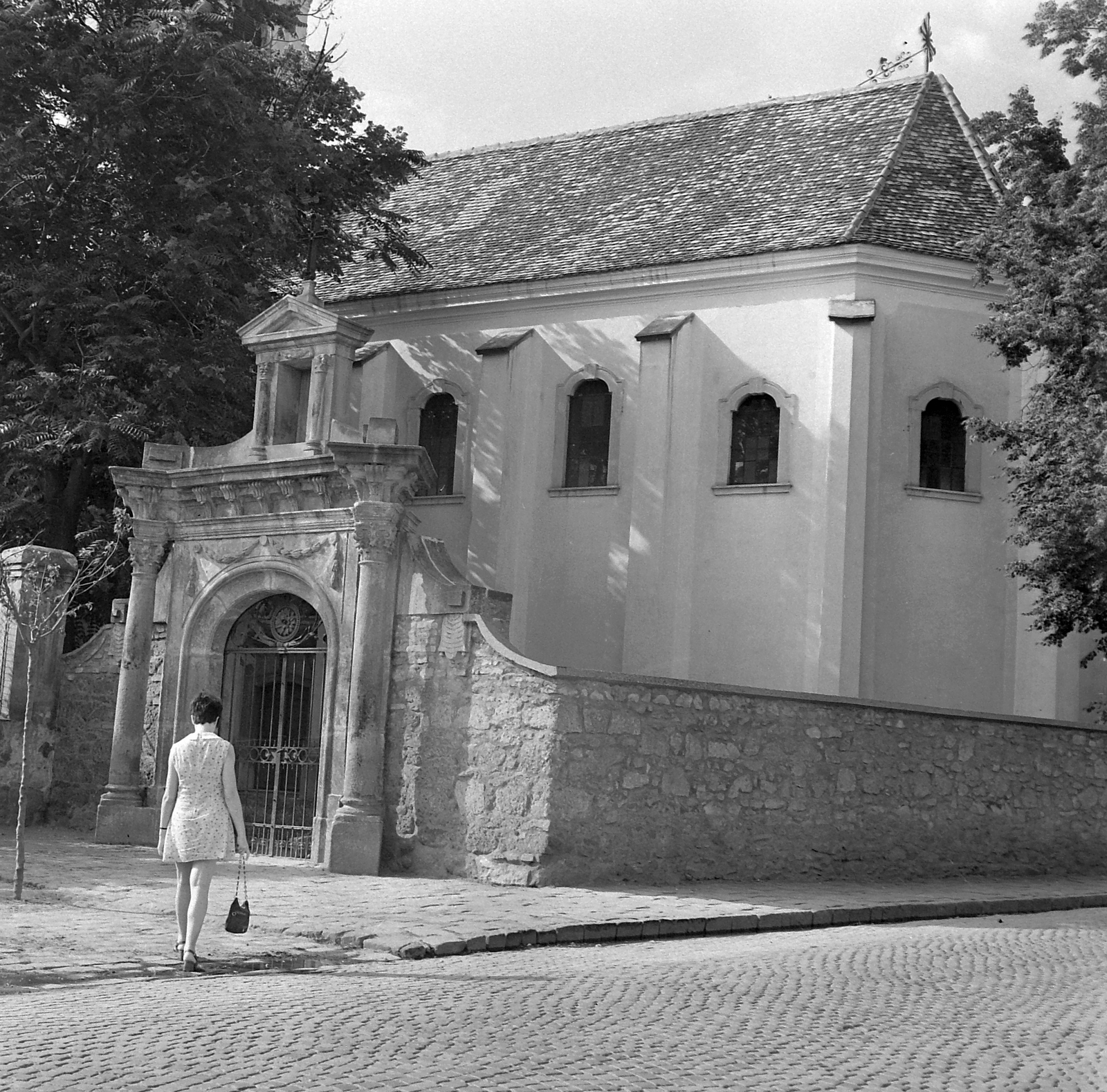 Hungary, Szentendre, Bogdányi út (Vöröshadsereg utca), a Preobrazsenszka szerb templom és a kerítésfal copf stílusú díszkapuja., 1971, Kotnyek Antal, Fortepan #21927