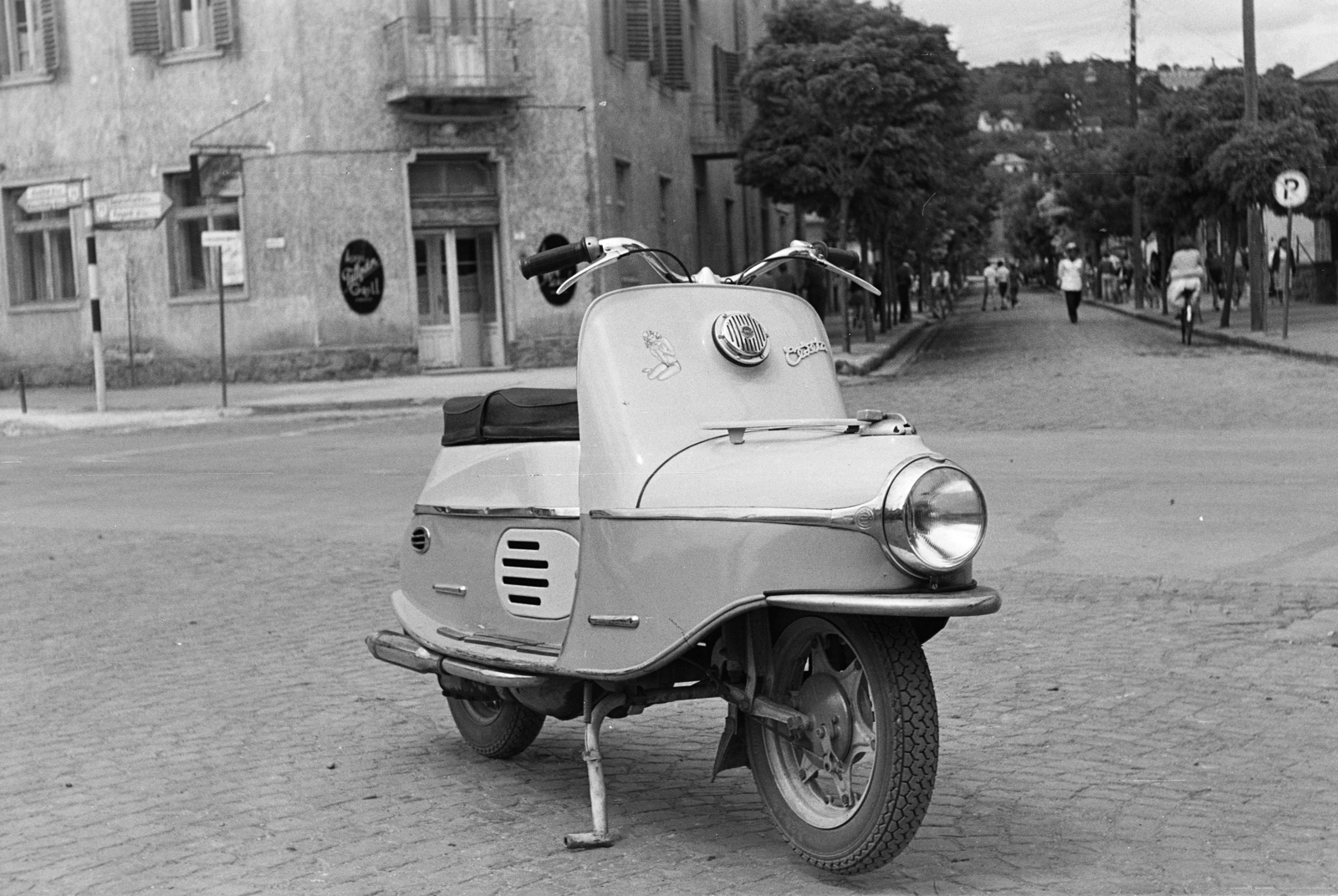 Hungary, Balatonalmádi, József Attila út, a Tulipán szálló épületétől jobbra a Baross Gábor út., 1962, Krantz Károly, scooter, Best of, Fortepan #219276