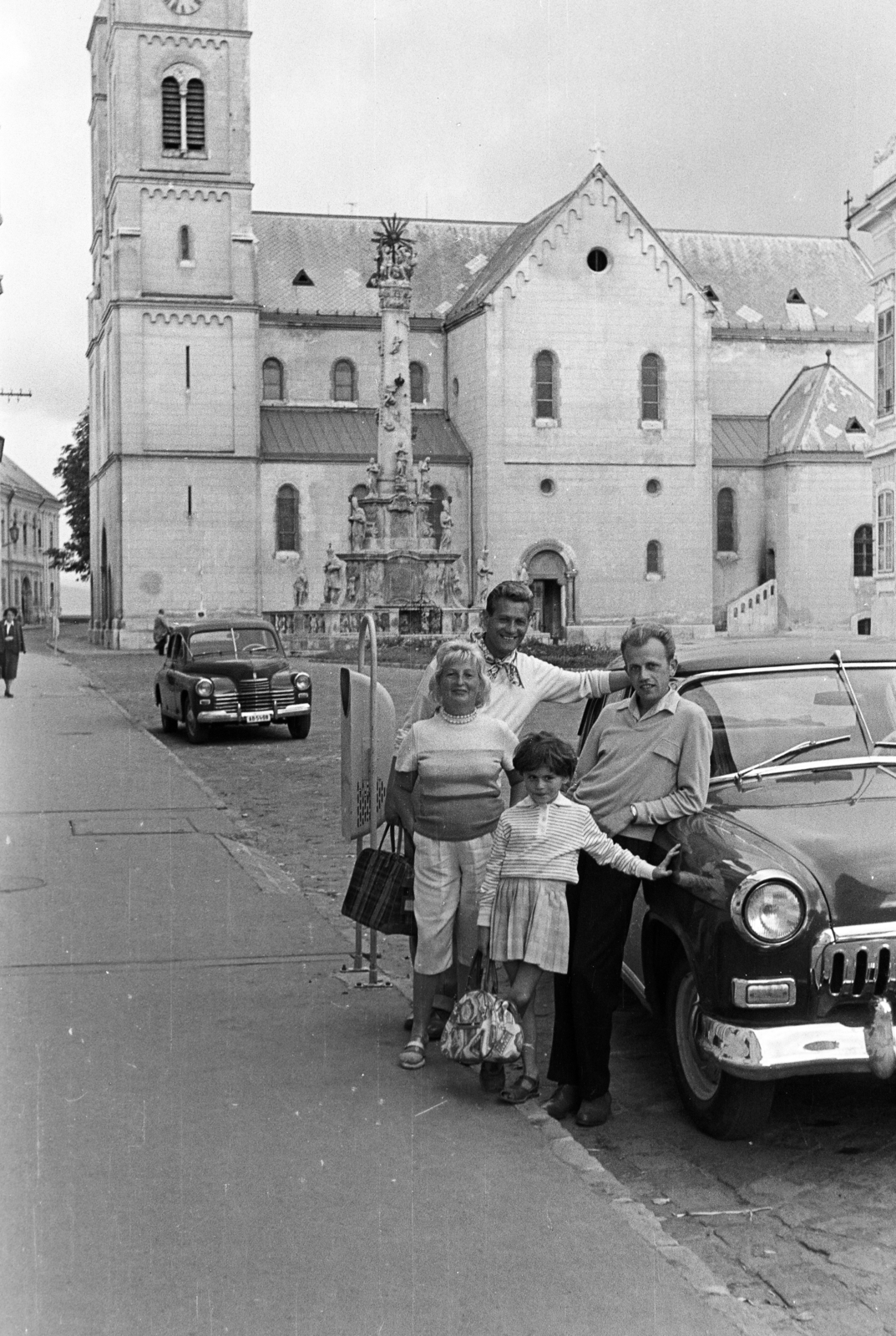 Magyarország, Veszprém, Szentháromság tér, háttérben a Szentháromság-szobor mögött a Szent Mihály-székesegyház., 1962, Krantz Károly, Fortepan #219279