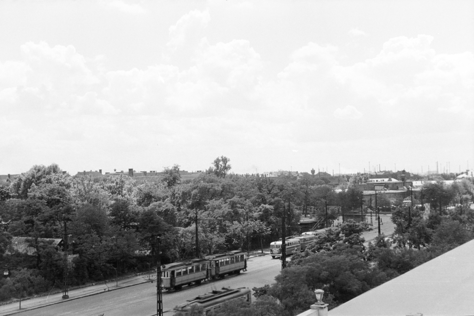 Hungary, Budapest VIII., Könyves Kálmán körút, a felvétel a 40-es számú épület, az un. Tündérpalota tetejéről készült. Balra a Népliget, jobbra a Könyves Kálmán körút és az Üllői út kereszteződése., 1962, Krantz Károly, Budapest, Fortepan #219286