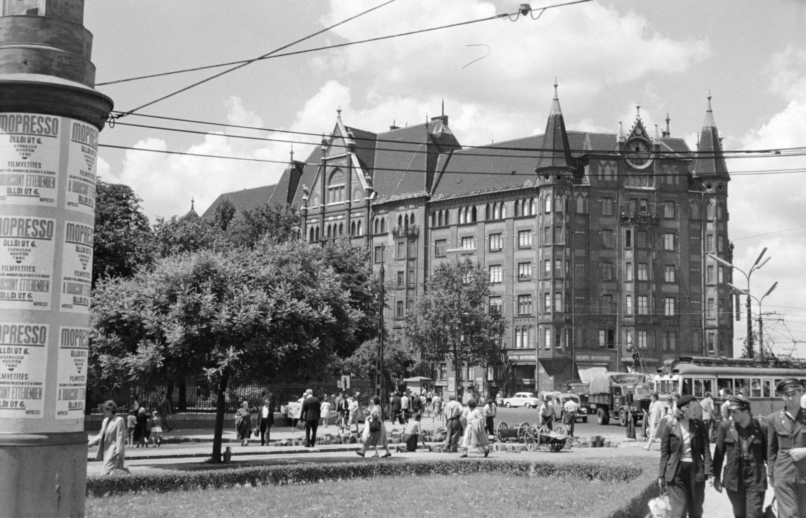 Hungary, Budapest IX., Nagyvárad tér, szemben az Üllői út 121., 1962, Krantz Károly, Budapest, ad pillar, street view, tram, wheelbarrow, uniform, Fortepan #219291