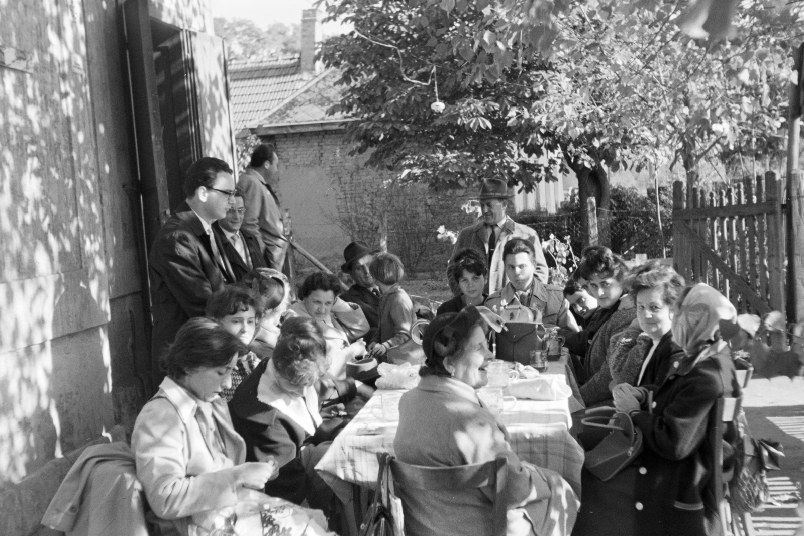 1962, Krantz Károly, asztal, pihenés, Fortepan #219294