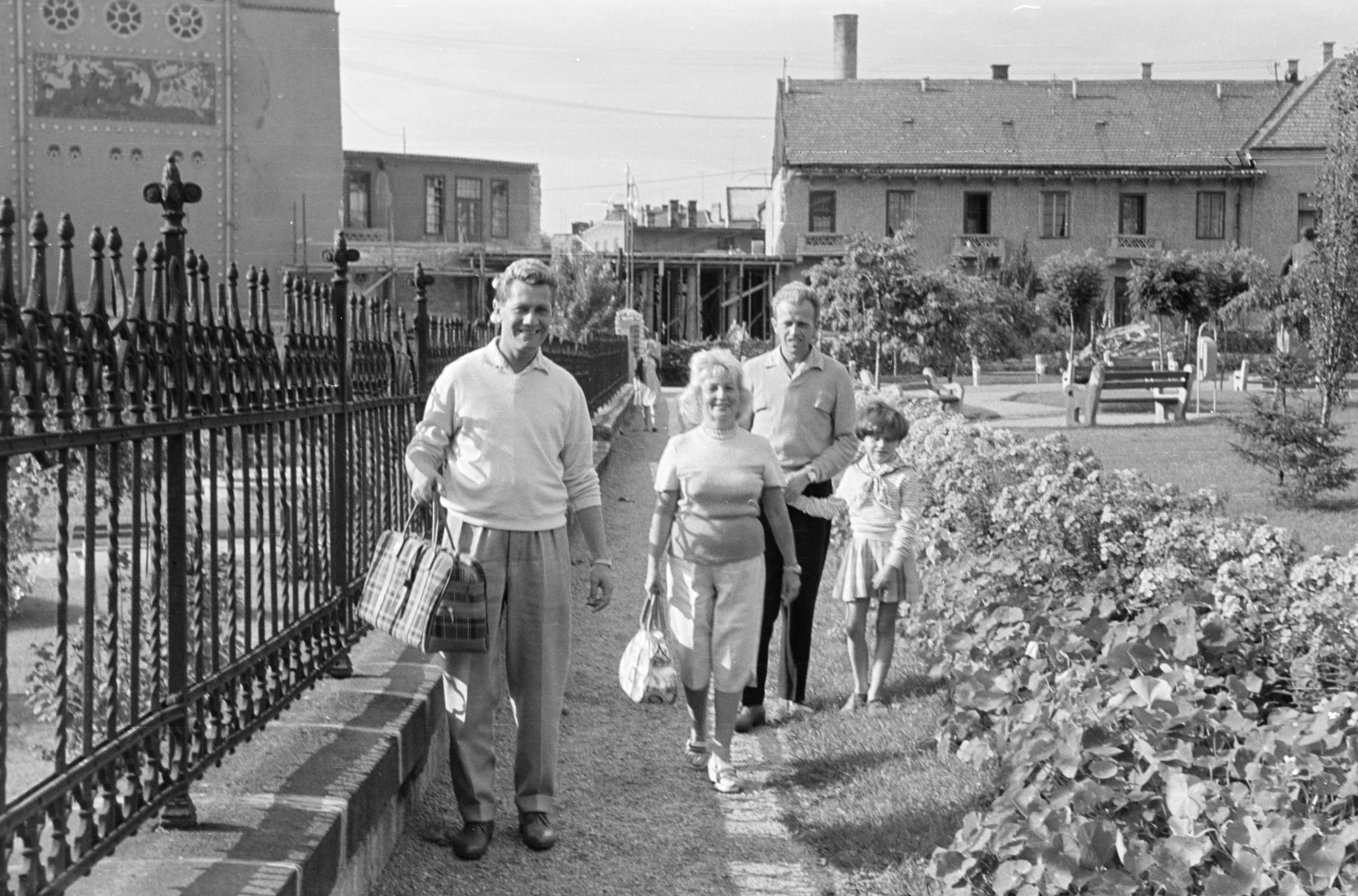 Magyarország, Veszprém, Megyeház (Puskin) tér, háttérben a Petőfi Színház és a Bakony Szálló és Étterem., 1962, Krantz Károly, Fortepan #219301