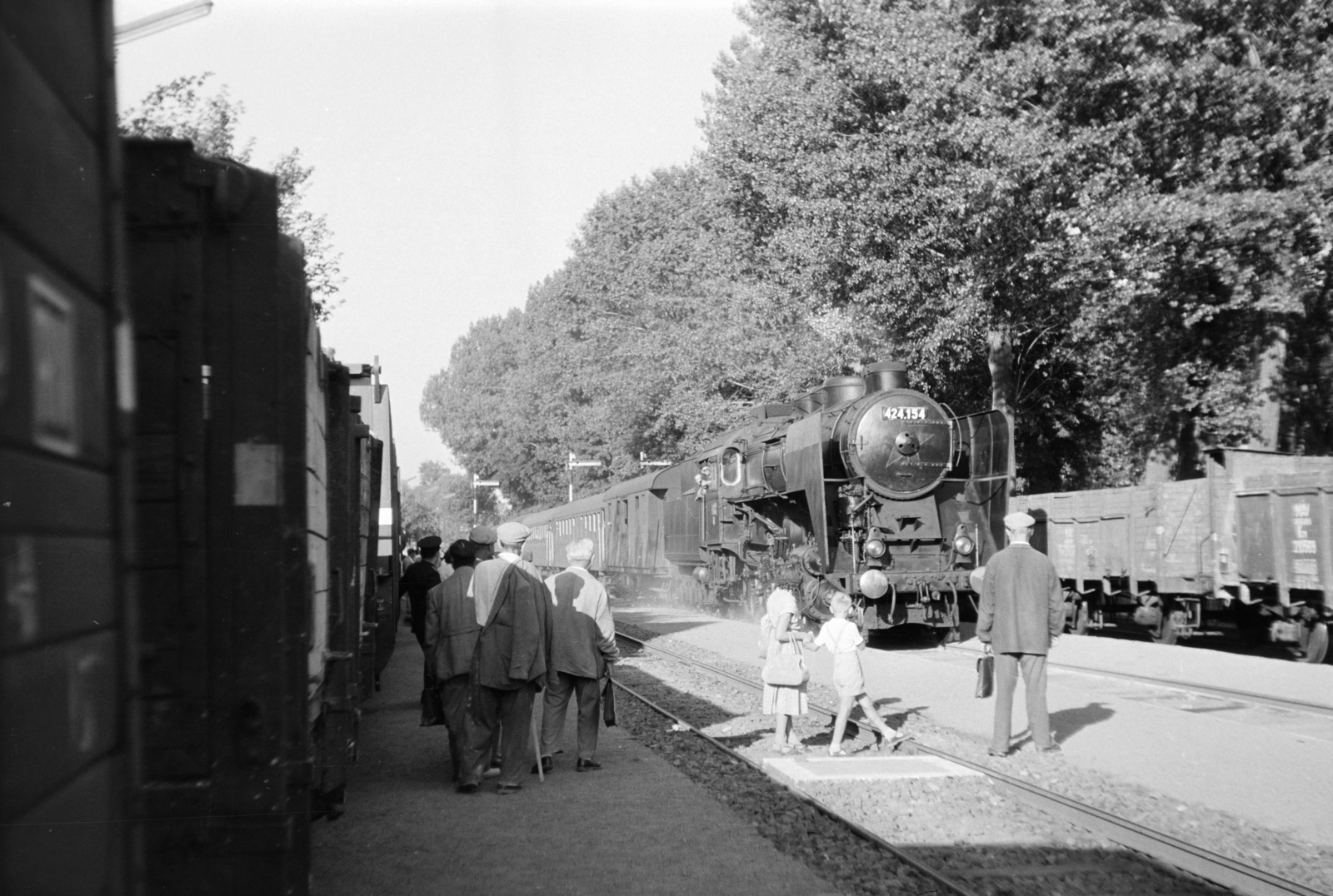 1962, Krantz Károly, steam locomotive, Hungarian brand, coach, train station, train, MÁV Class 424, Fortepan #219311