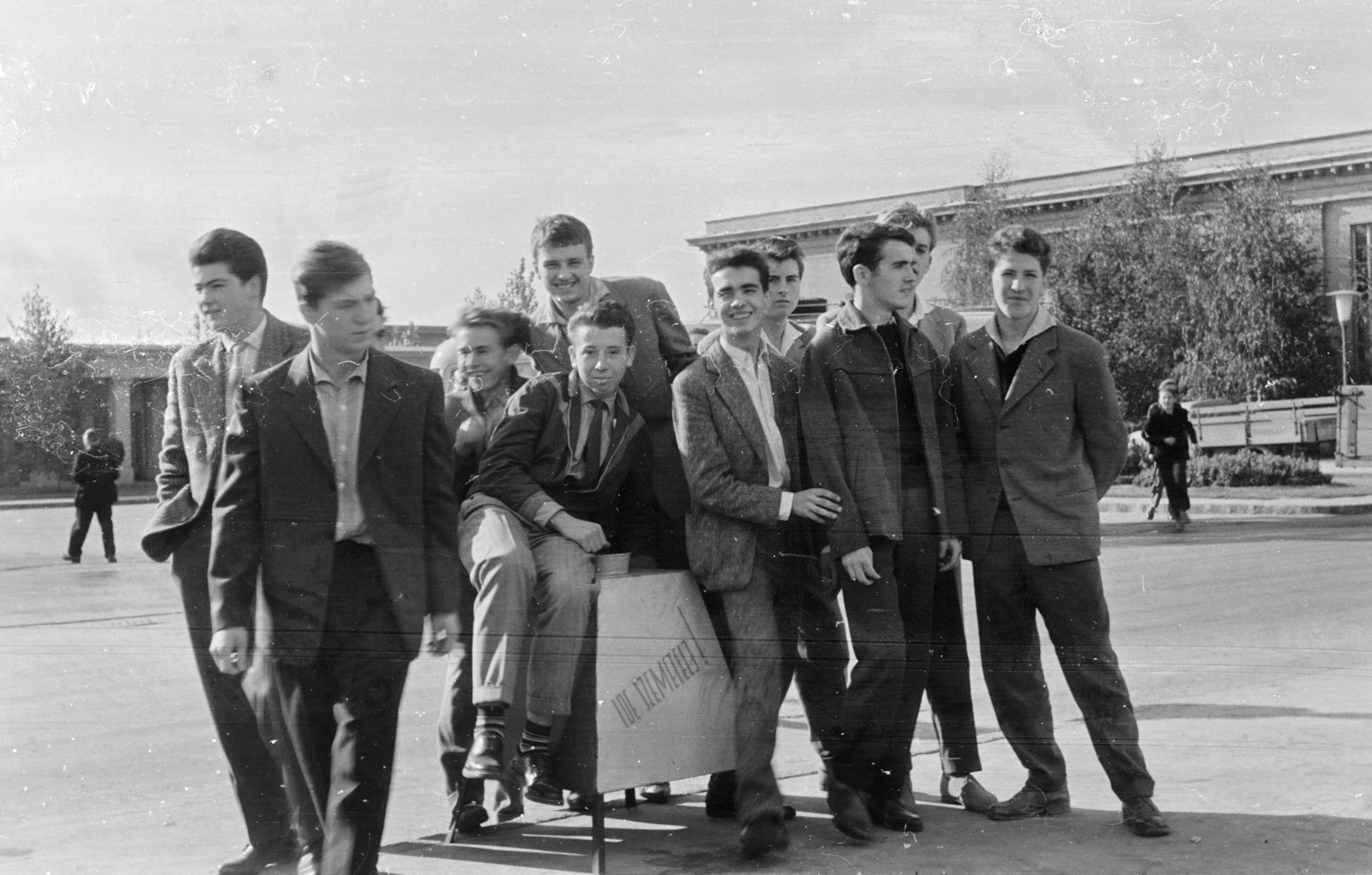 Magyarország, Dunaújváros, (Sztálinváros), Bartók Béla (November 7.) tér, a felvétel a Bartók Béla Kultúrház Bartók Béla Kultúrház (később Bartók Kamaraszínház és Művészetek Háza) előtti parkolóban készült., 1960, Krantz Károly, fiatalság, szemetes, csoportkép, öltöny, Fortepan #219315