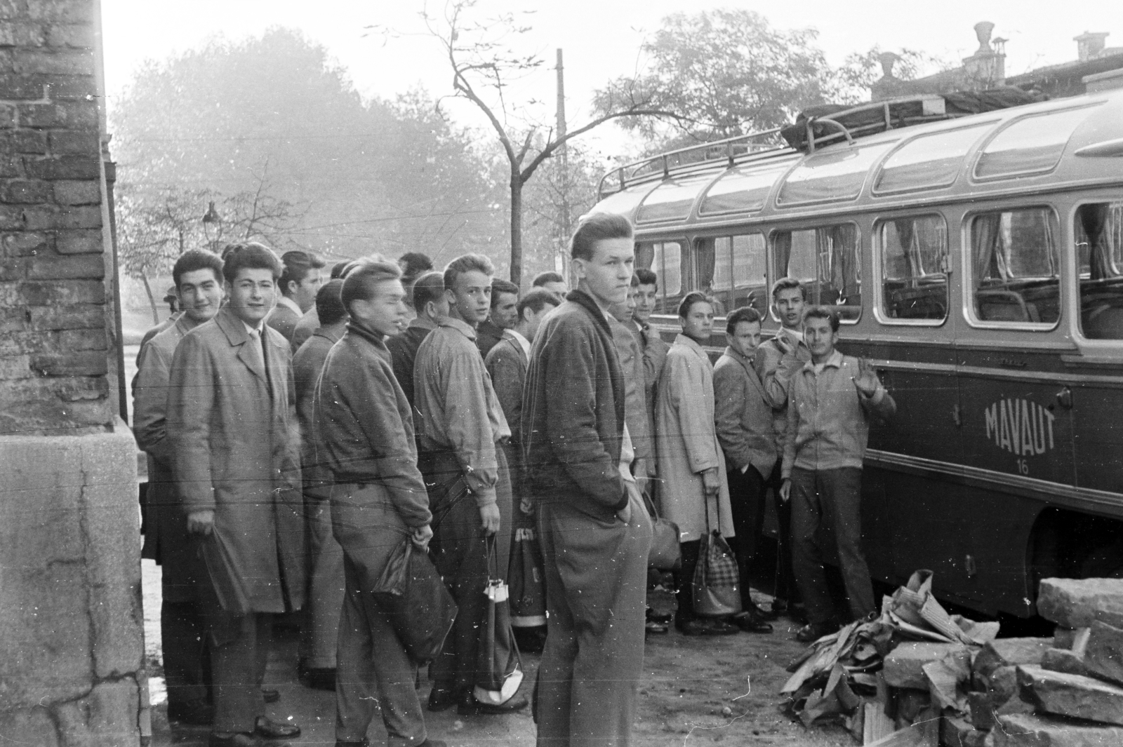 1958, Krantz Károly, youth, bus, waiting, MÁVAUT-organisation, Fortepan #219318