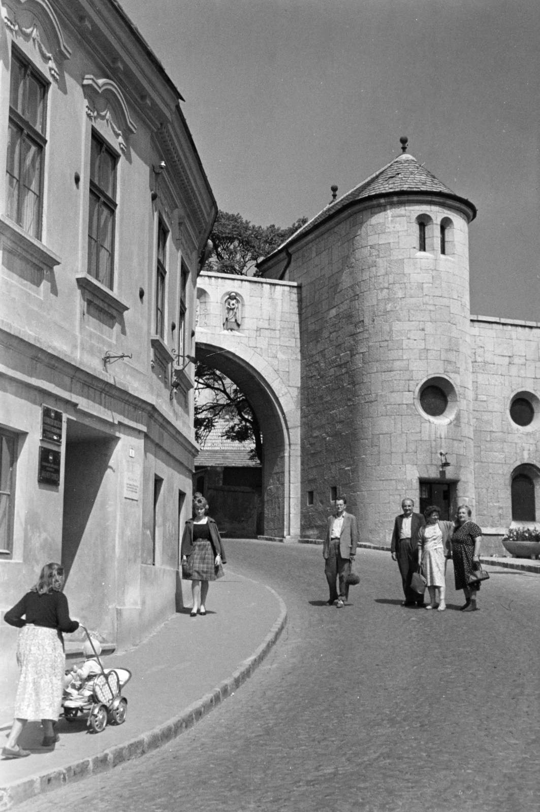 Hungary, Veszprém, Vár (Tolbuhin) utca, szemben a Hősök Kapuja., 1960, Krantz Károly, monument, Fortepan #219324