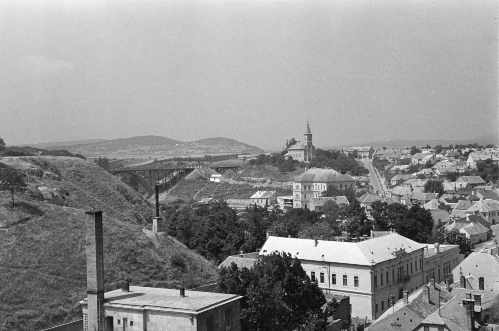 Magyarország, Veszprém, kilátás a Várból, a Dubniczay-palotától a Szent István völgyhíd (Völgyhíd / Viadukt) és a Szent László-templom felé., 1960, Krantz Károly, látkép, Fortepan #219334