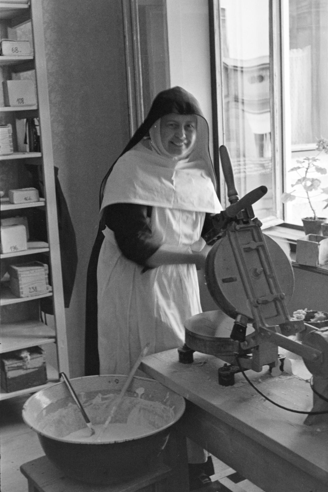 Hungary, Veszprém, Vár utca 27. (ekkor Tolbuhin utca 18.) a Szent Mihály Főblébánia épülete, domonkos rendi apáca ostyakészítés közben., 1960, Krantz Károly, nun, Fortepan #219337