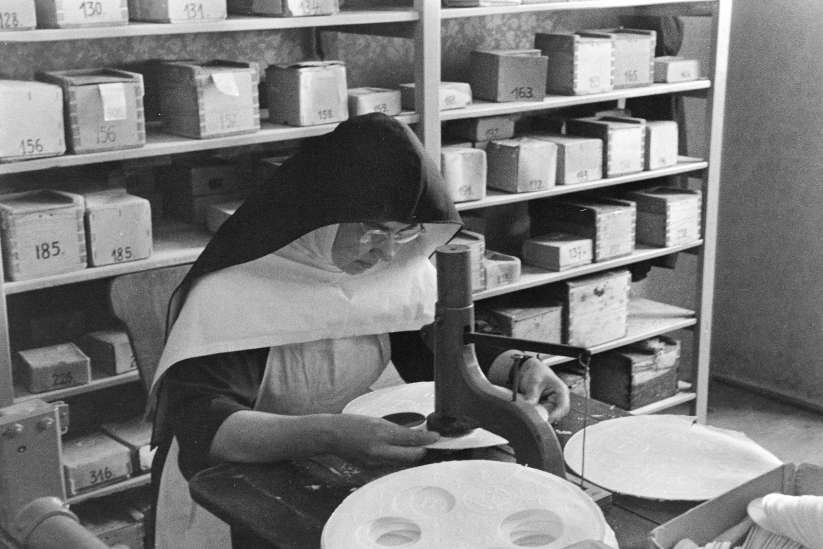 Hungary, Veszprém, Vár utca 27. (ekkor Tolbuhin utca 18.) a Szent Mihály Főblébánia épülete, domonkos rendi apáca ostyakészítés közben., 1960, Krantz Károly, wafer, nun, Fortepan #219338