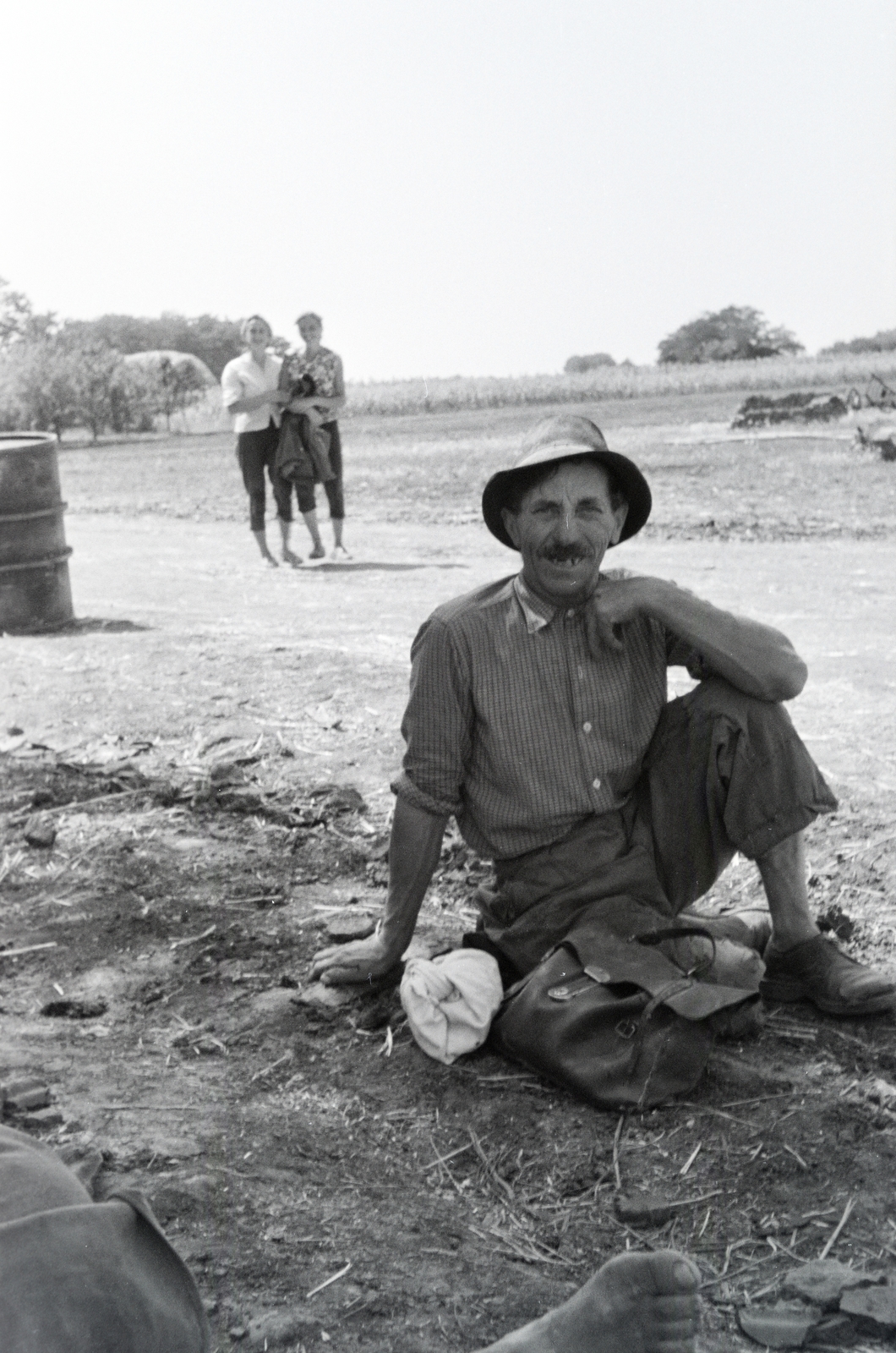 1959, Krantz Károly, hat, worker, briefcase, relaxation, sitting on the ground, Fortepan #219349