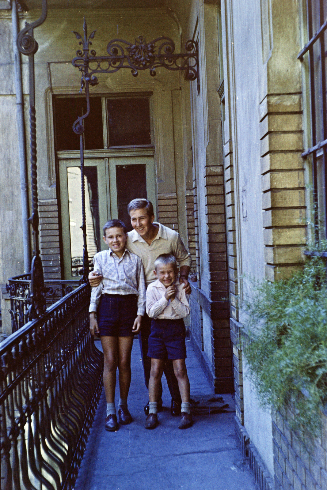 Hungary, Budapest VII., a felvétel a Rákóczi út 28-as számú ház körfolyosóján készült., 1965, Krantz Károly, Budapest, colorful, three people, Fortepan #219356