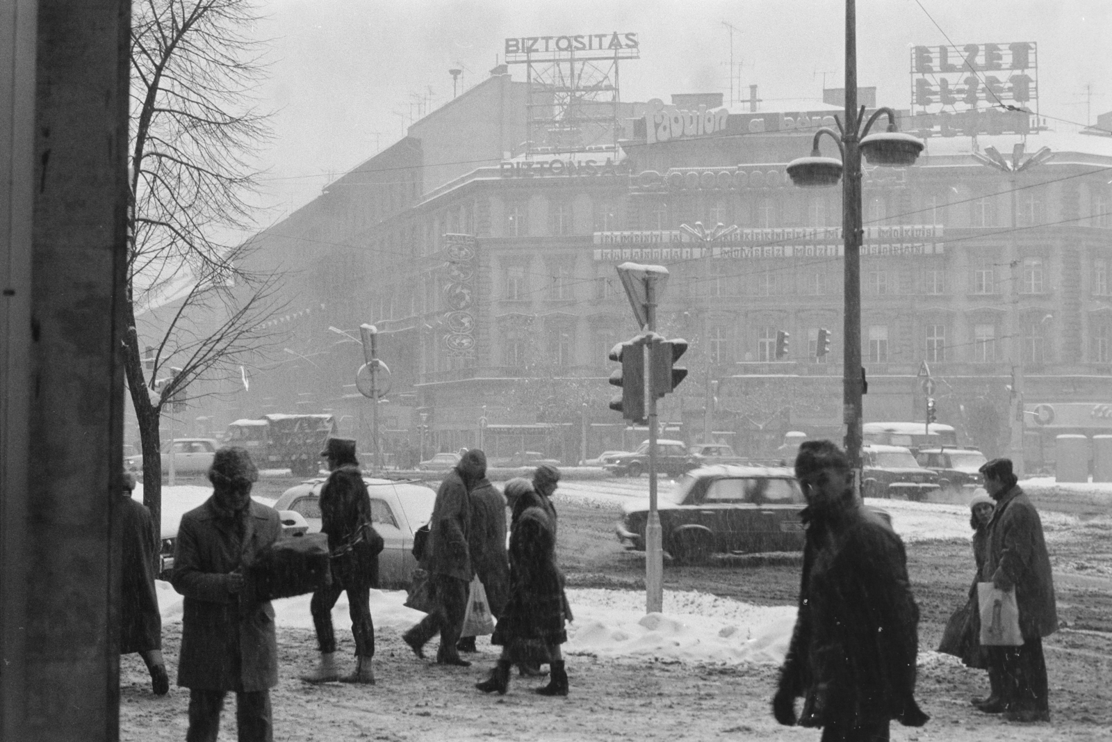 Hungary, Budapest VI., Oktogon (November 7. tér)., 1984, Krizsanóczi Anna, snow, winter, Budapest, Elzett-brand, street view, pedestrian, square, transport, Fortepan #219365