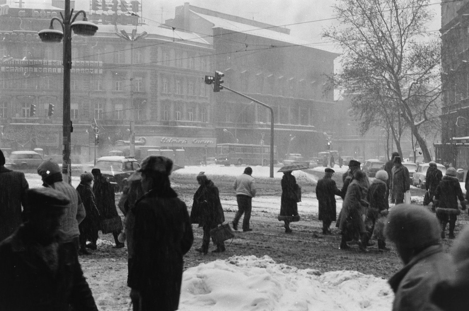 Hungary, Budapest VI., Oktogon (November 7. tér)., 1984, Krizsanóczi Anna, Budapest, Elzett-brand, street view, winter, snow, mud, pedestrian, light, square, Fortepan #219366