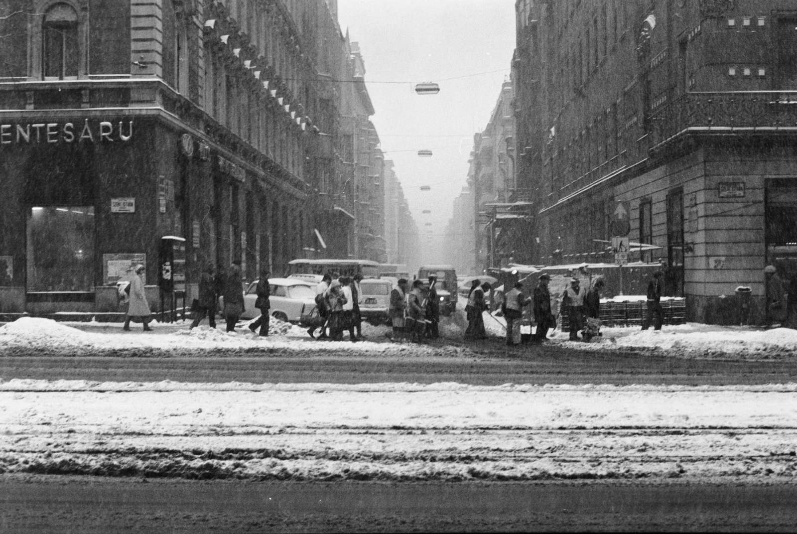 Magyarország, Budapest XIII., Szent István körút, szemben a Tátra (Sallai Imre) utca., 1984, Krizsanóczi Anna, Budapest, hentesüzlet, utcakép, tél, hó, sár, járókelő, épület, Fortepan #219367