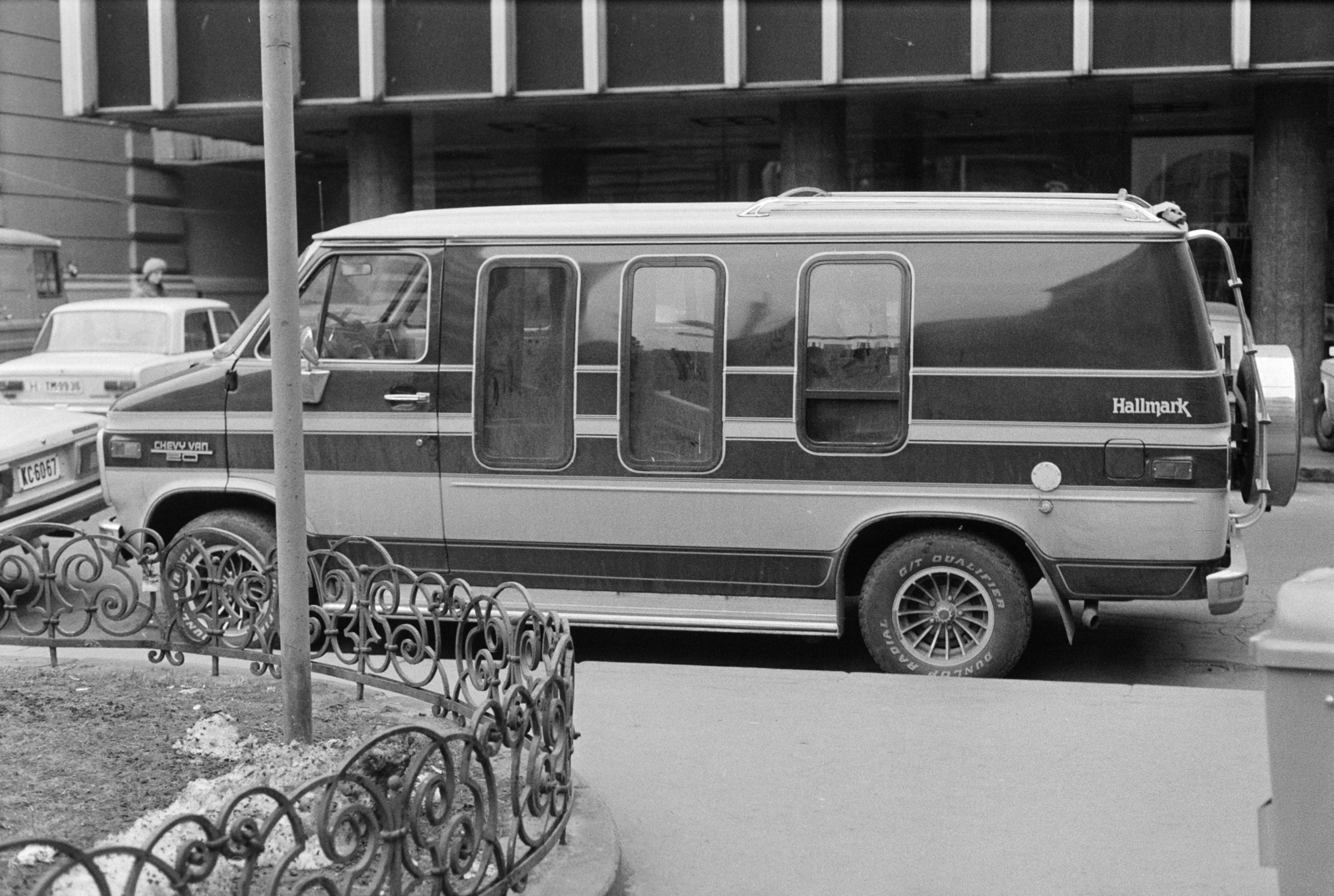 Hungary, Budapest V., Szervita (Martinelli) tér, háttérben balra a Belvárosi Szent Anna-templom (szervita templom), jobbra a Belvárosi Távbeszélő Központ épülete látszik., 1987, Krizsanóczi Anna, number plate, motor home, Budapest, Chevrolet-brand, Chevrolet G20, Fortepan #219387