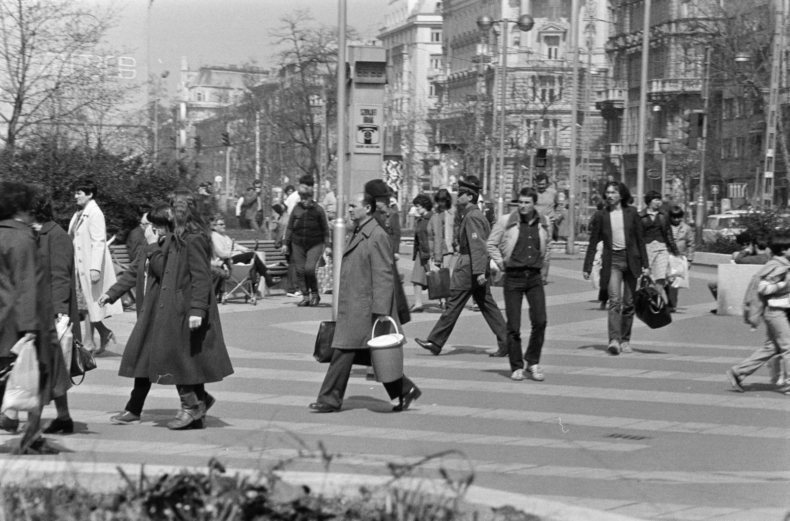 Hungary, Budapest V., Erzsébet (Engels) tér Bajcsy-Zsilinszky út közelében, háttérben az Andrássy út (Népköztársaság útja) sarkán álló ház látszik., 1985, Krizsanóczi Anna, Budapest, Fortepan #219391