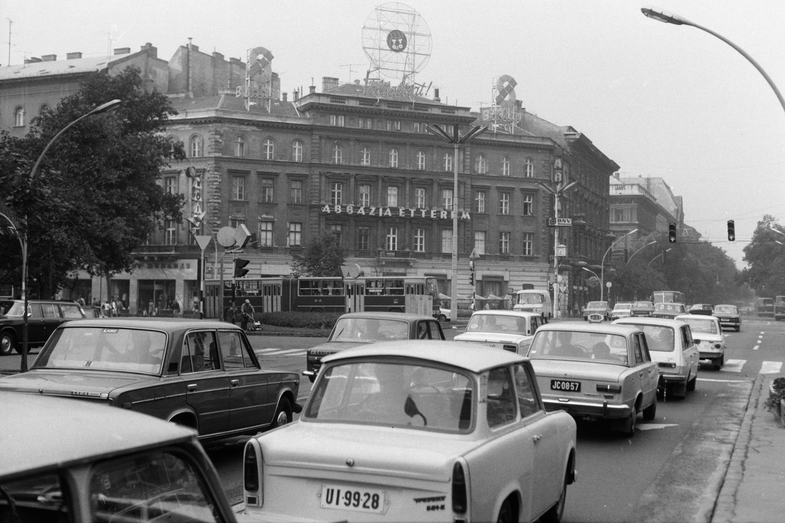 Magyarország, Budapest VI., Oktogon (November 7. tér)., 1983, Krizsanóczi Anna, Trabant 601, rendszám, Budapest, Fortepan #219394