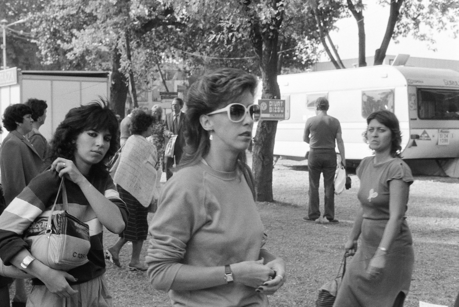 1985, Krizsanóczi Anna, fashion, shades, caravan, Fortepan #219401