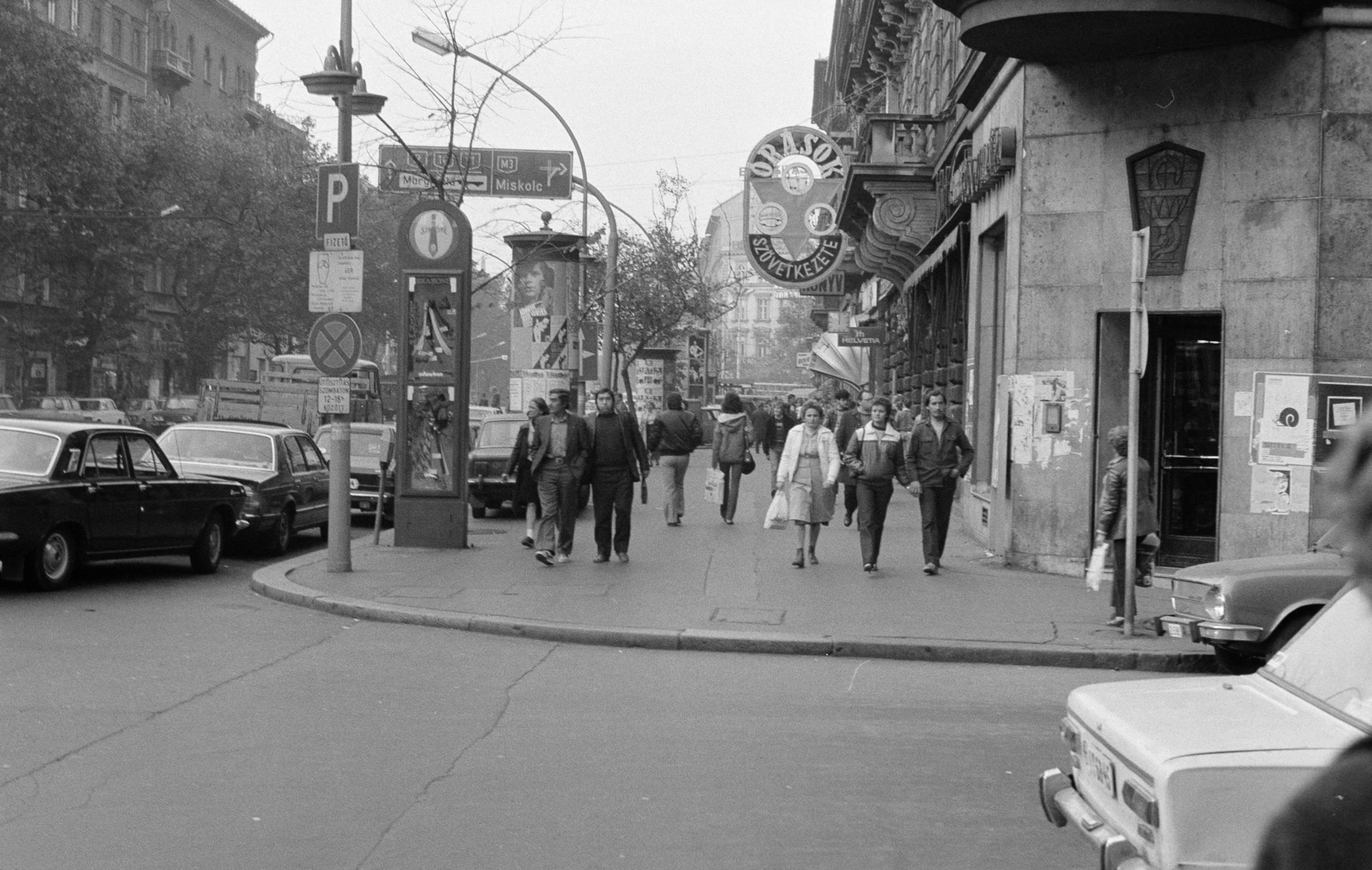 Hungary, Budapest VI., Teréz (Lenin) körút a Szófia utcánál, távolabb az Oktogon (November 7. tér)., 1983, Krizsanóczi Anna, Budapest, pharmacy, watch, clockmaker, relief, Fortepan #219405